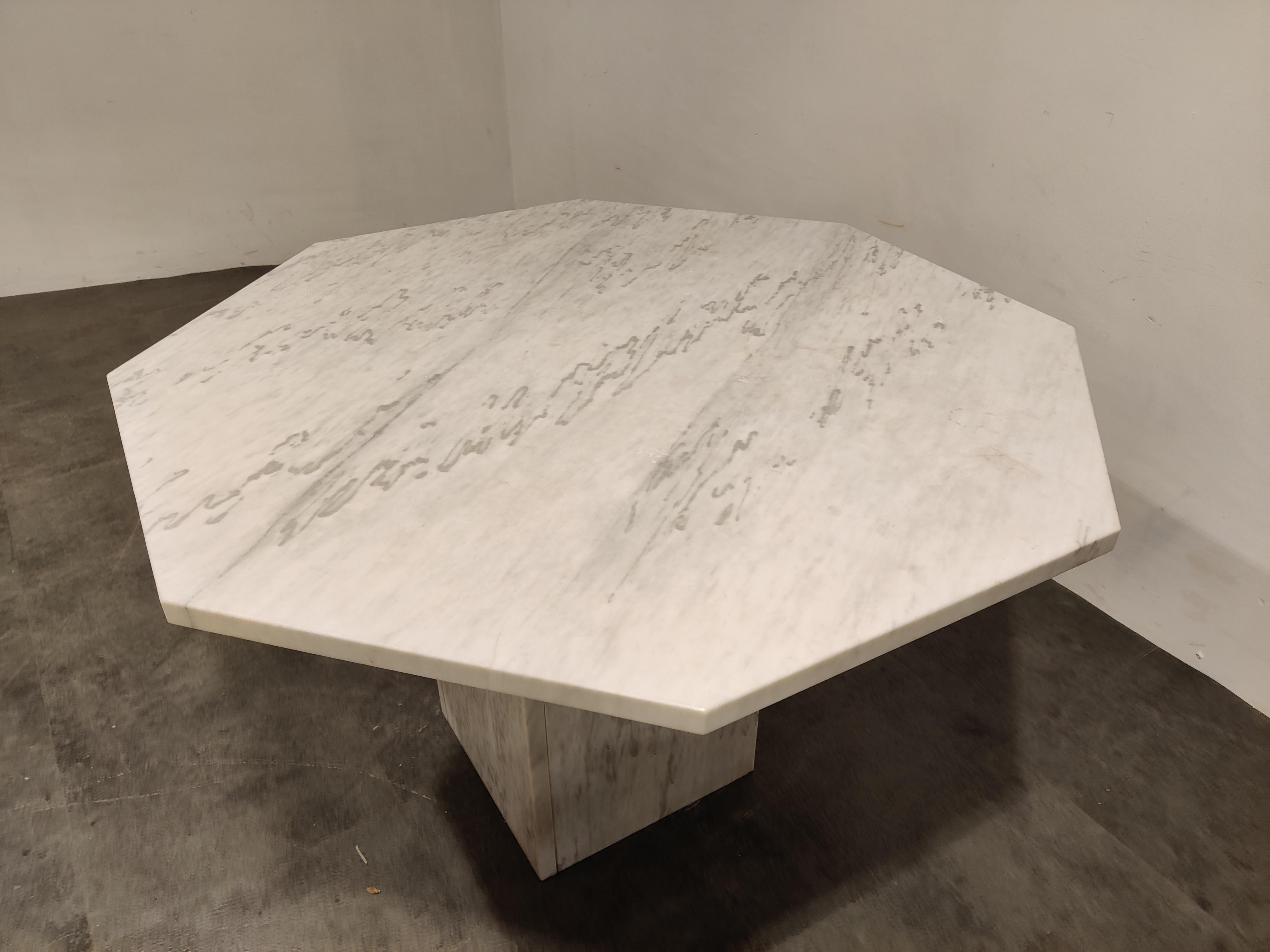 Octogonal Italian White Marble Dining Table, 1970s In Good Condition In HEVERLEE, BE