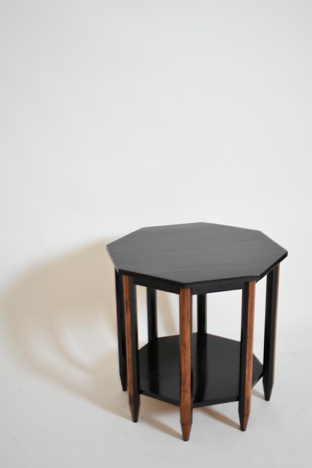 Modernist pedestal table with an octagonal top highlighted with a black net on a belt and eight eight-sided section legs joined by a spacer top. France, 1920s.