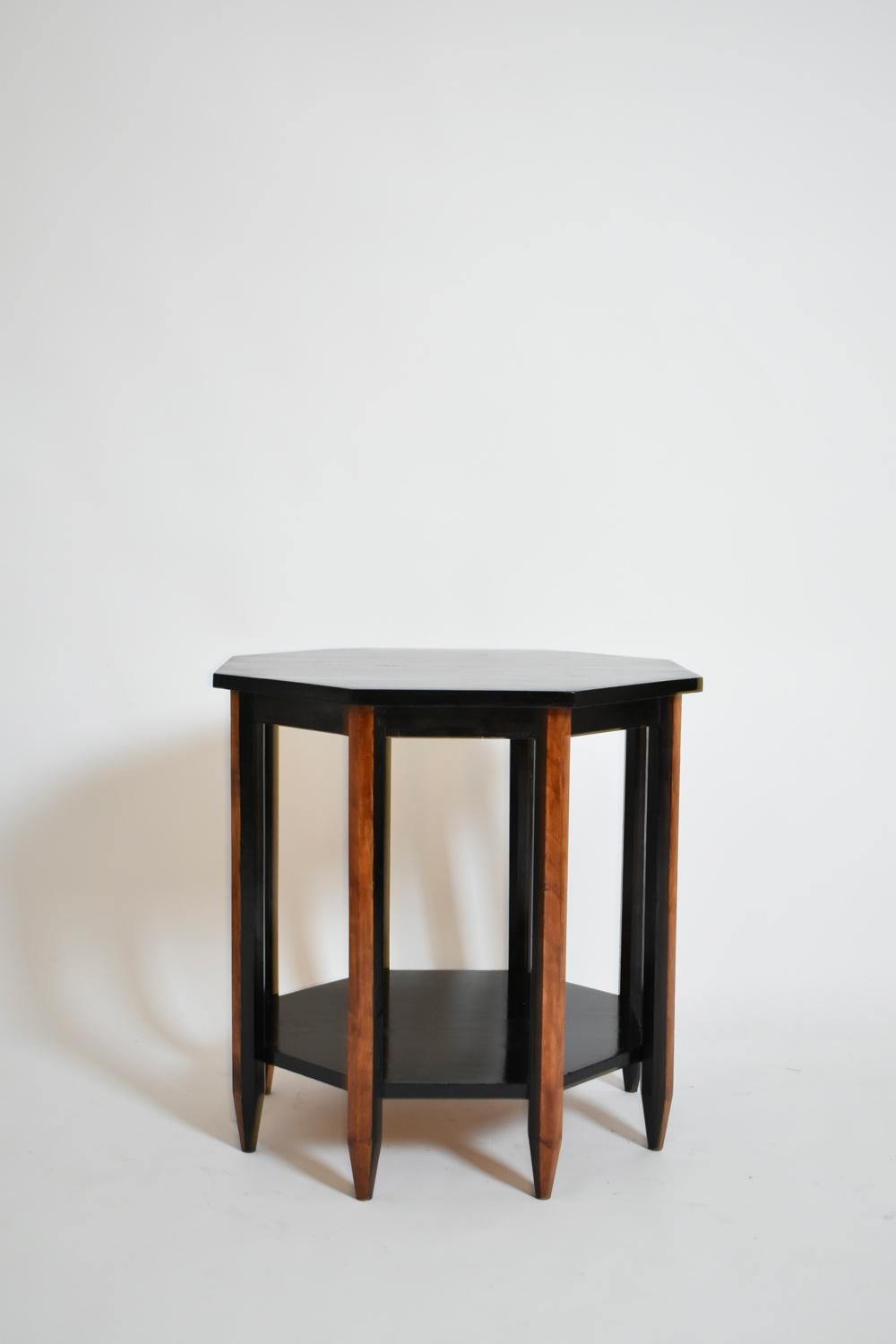 Octogonal modernist side table, 1920s. In Excellent Condition For Sale In Lisboa, PT