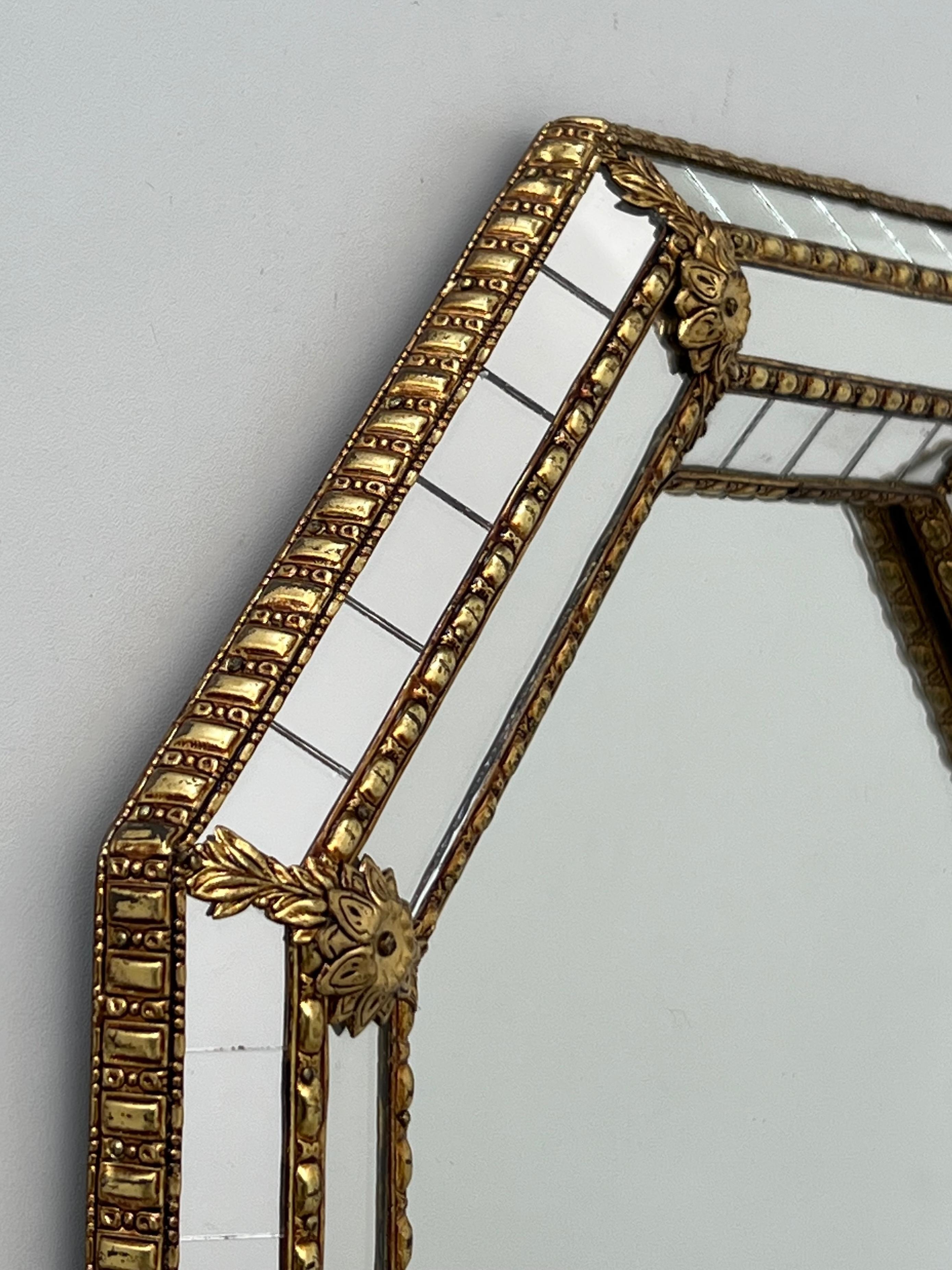 Octogonal Multi-Facets Mirror with Brass Garlands In Good Condition For Sale In Marcq-en-Barœul, Hauts-de-France
