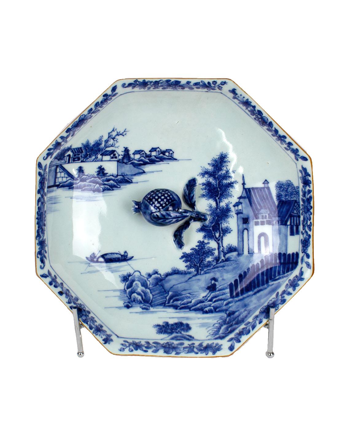 18th Century and Earlier Octogonal Tureen with Cover and Platter, Qianlong '1736-1795' For Sale