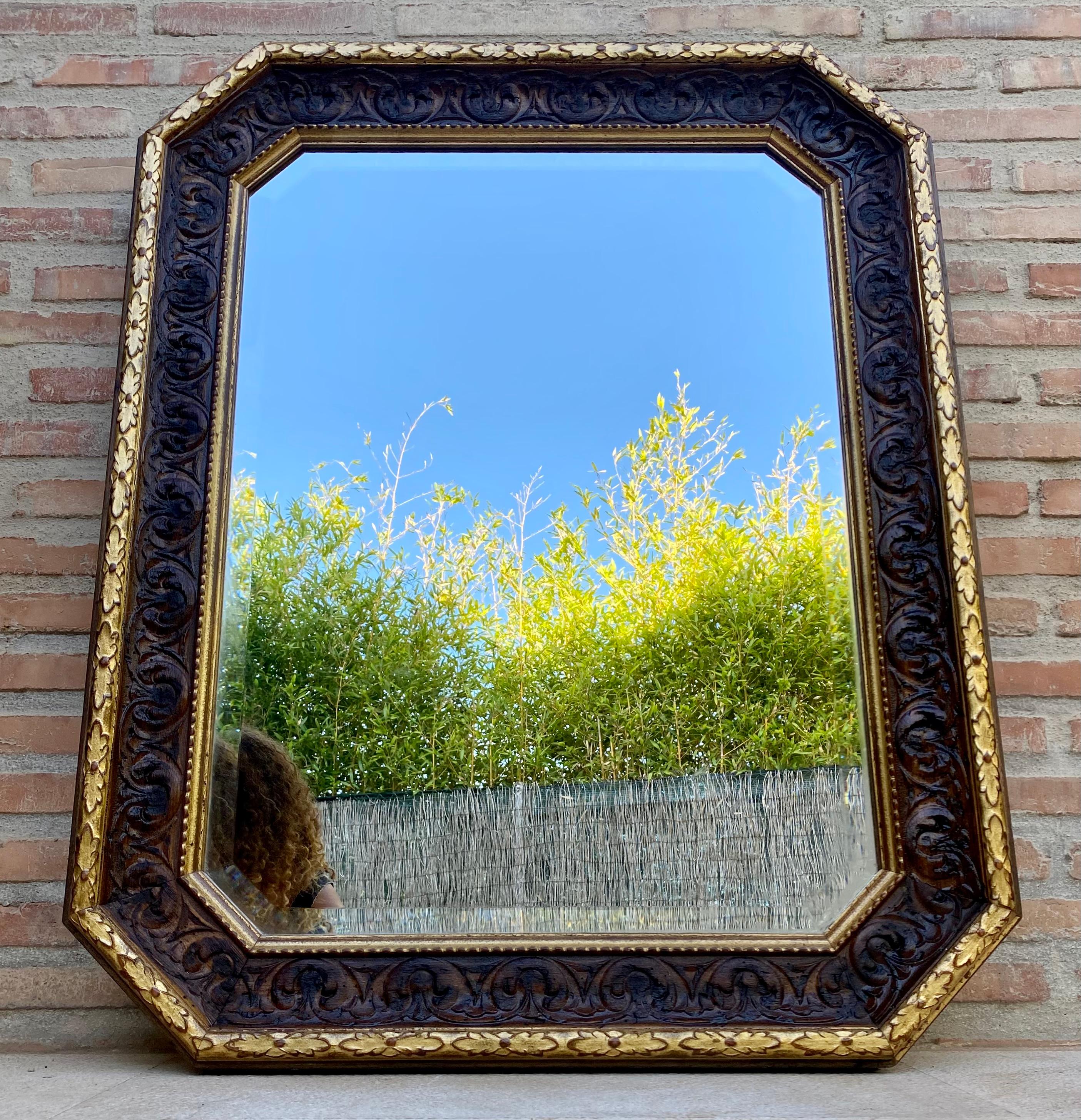 Oktogonaler Wandspiegel mit geschnitztem Goldholzrahmen, 1940er Jahre.
Seine achteckige Form macht diesen Spiegel zu einem einzigartigen Stück.
Der Rahmen ist vollständig geschnitzt, was diesem kostbaren Stück aus den 40er Jahren Grandeur verleiht.