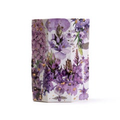 Vase octogonal mauve fleuri moucheté d'or, Toni De Jesus