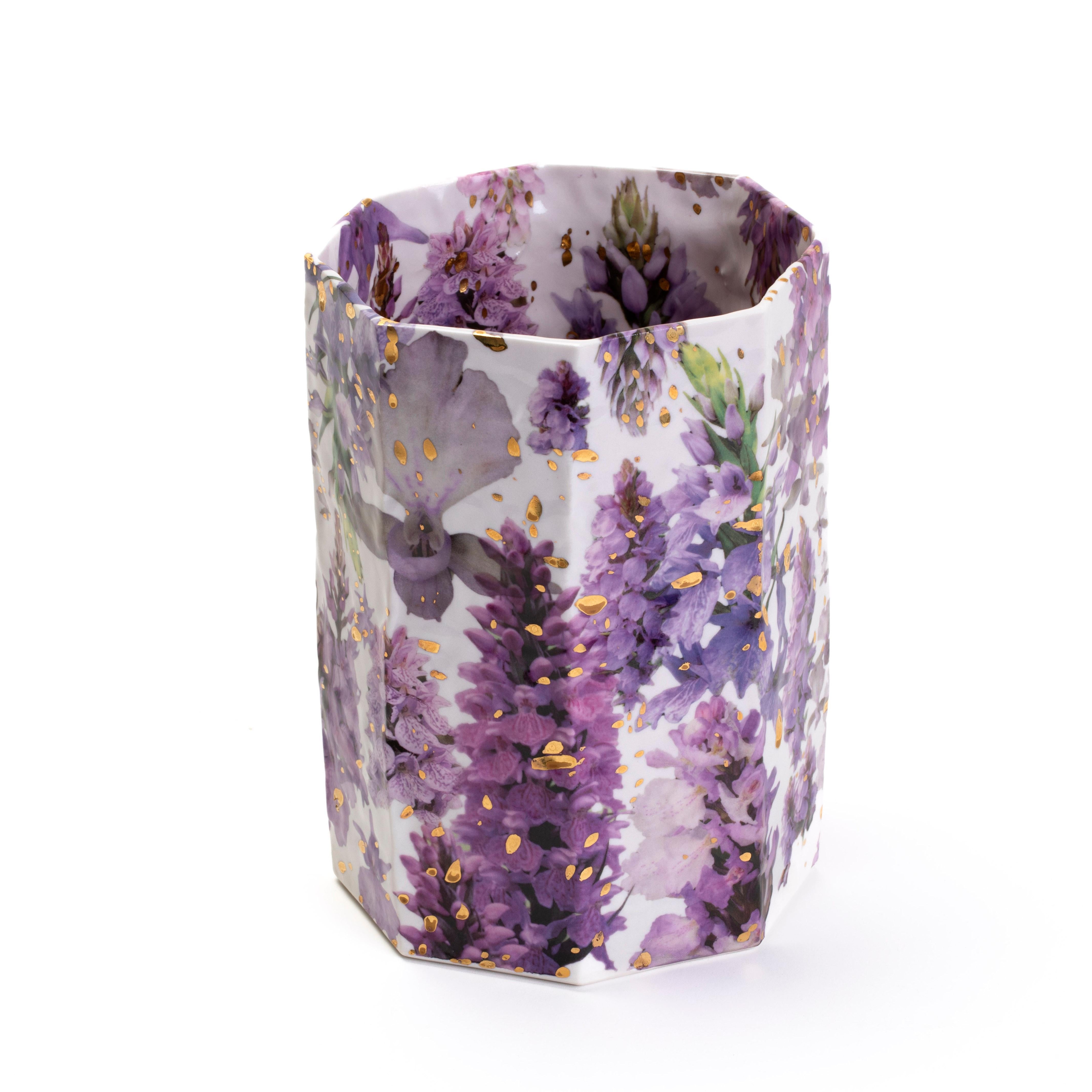 Europeo Vaso ottongale viola floreale maculato d'oro, Toni De Jesus in vendita