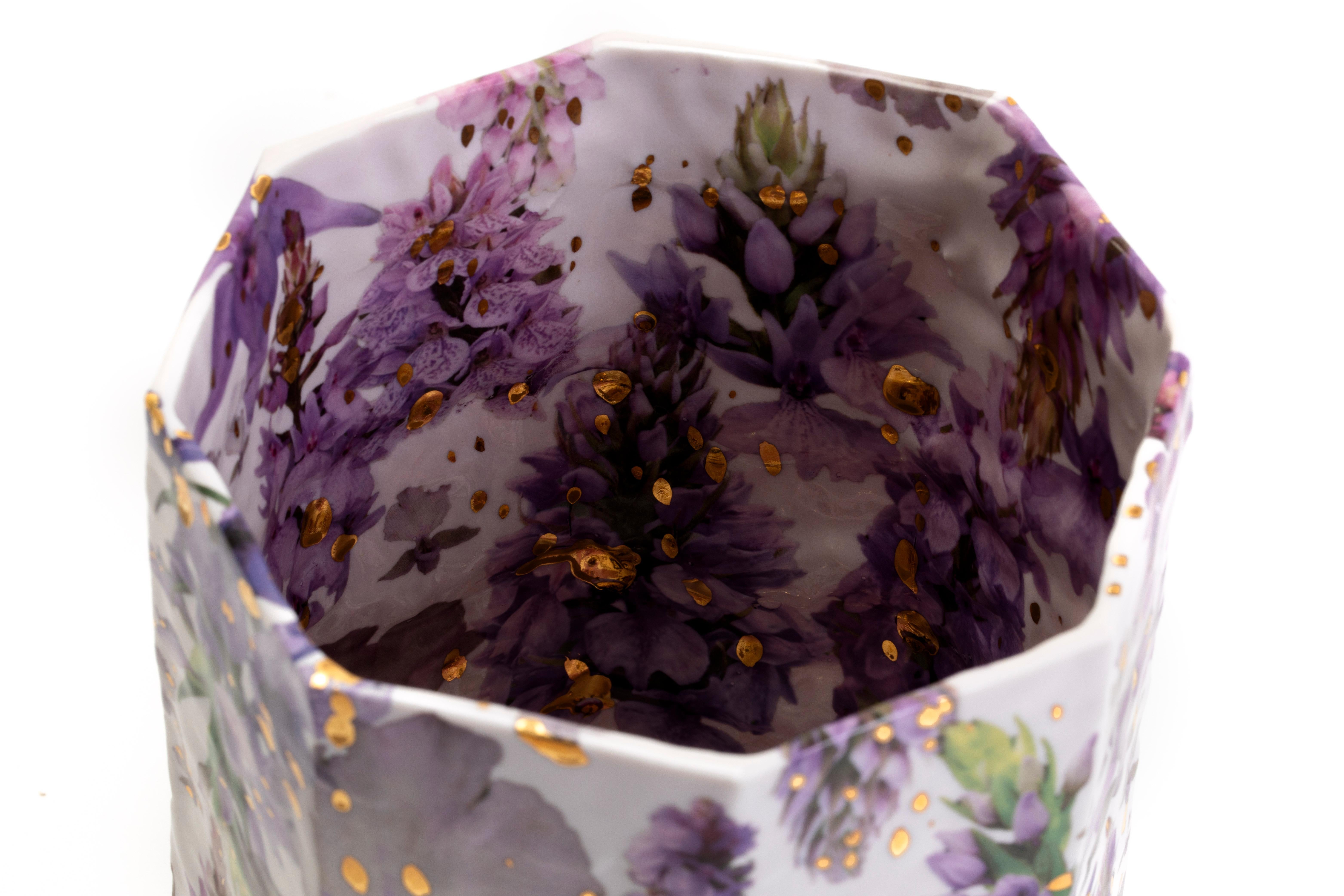 Vaso ottongale viola floreale maculato d'oro, Toni De Jesus In condizioni Nuovo in vendita a New York, NY