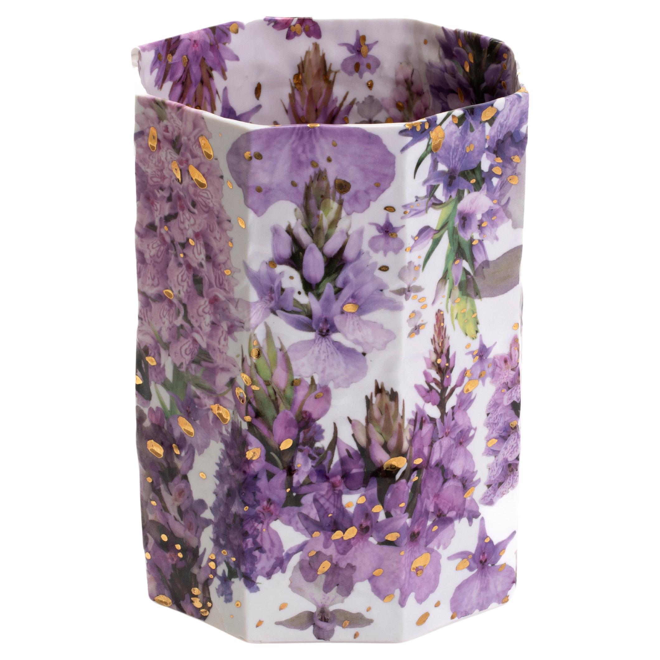 Vaso ottongale viola floreale maculato d'oro, Toni De Jesus