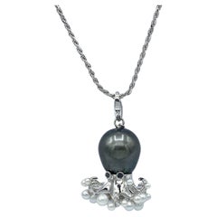 Pendentif, collier et breloque octopus en or blanc 18 carats avec perles de Tahiti et diamants noirs