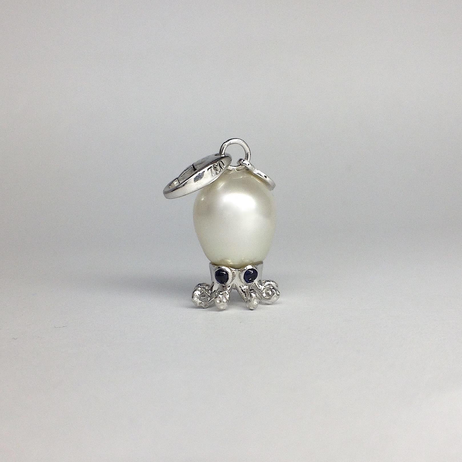 I used an oval Australian pearl and I made  the tentacles in white gold. Its eyes are two blue sapphires.
The ring for the necklace is a carabiner so it can also be worn as a beautiful charm on a bracelet.
The sapphires are in total ct 0.07.
The