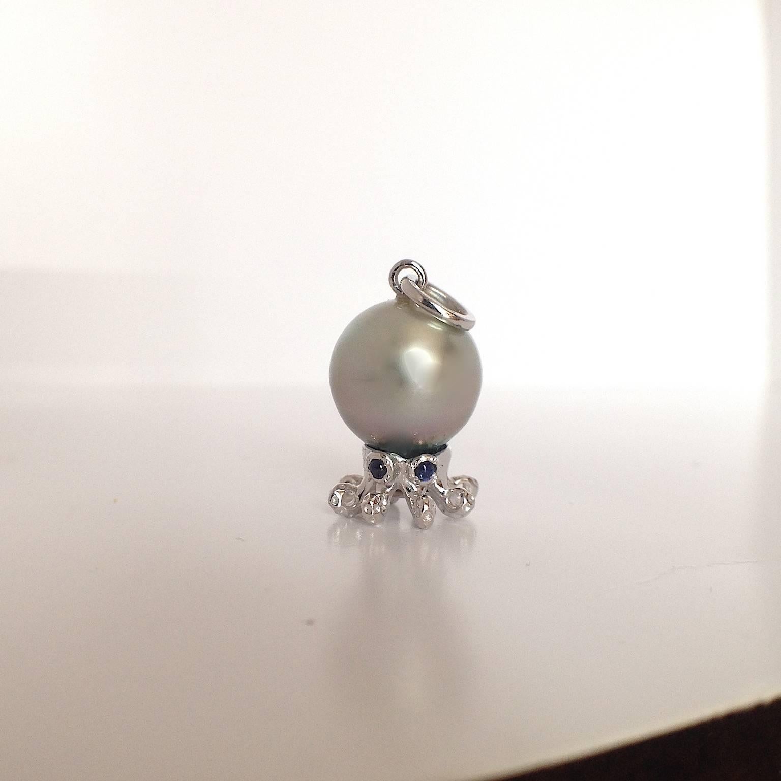I love animal, I love the sea. I love the sea life.
I am fascinated by this fantasy world where light and color take on different values from those in which we live.
This pendant is ideal for any occasion.

It has a green Tahiti pearl of 1.1 cm