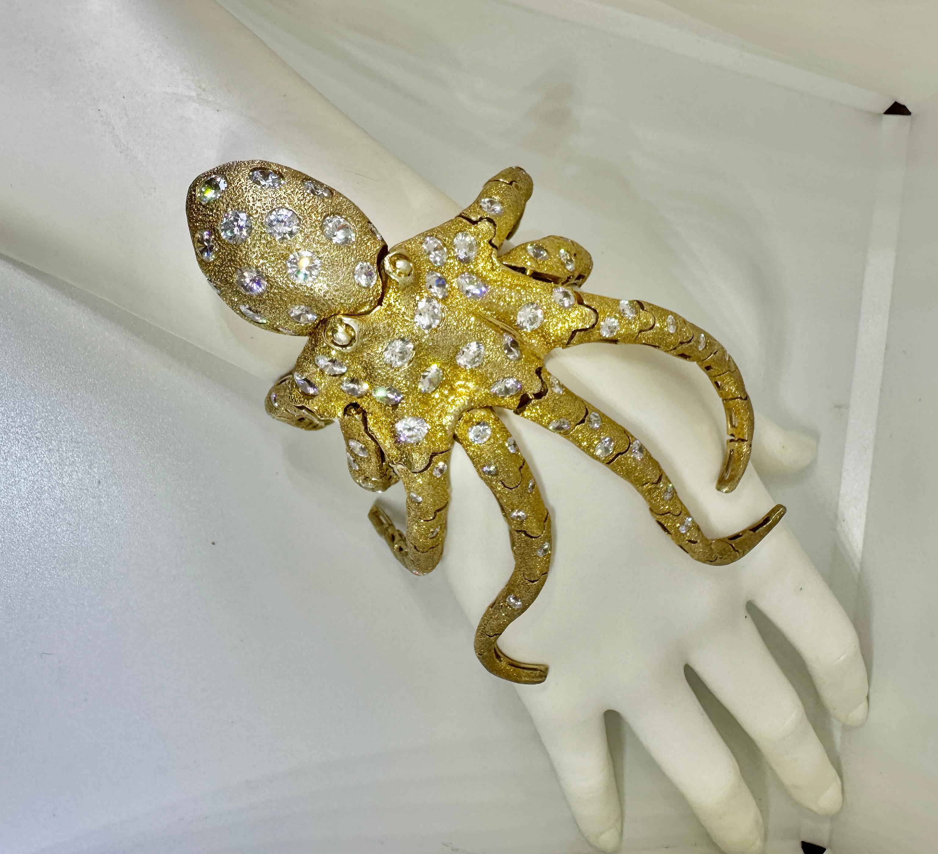 Si tratta di un favoloso bracciale Octopus in argento dorato proveniente dall'Italia.  Il polpo si avvolge intorno al polso per creare una magnifica creatura sottomarina che sembra quasi viva.  Il polpo è in oro su argento sterling con gemme di