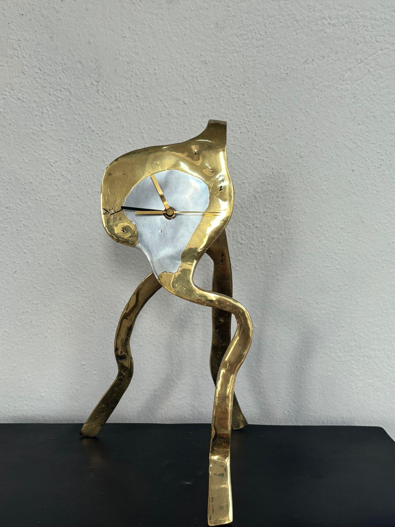 L'horloge Octopus a été créée par David Marshall, à partir de laiton et d'aluminium coulés dans le sable.
 Nous utilisons des matériaux recyclés ; toutes nos pièces sont faites à la main, montées et finies dans notre fonderie et atelier en