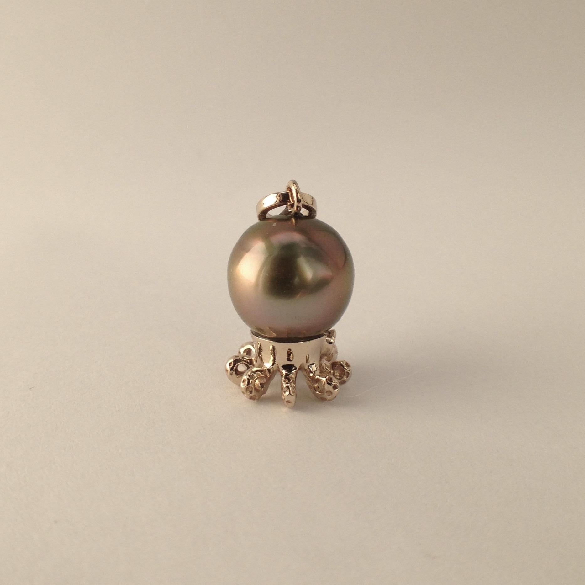 I love animal, I love the sea. I love the sea life.
I am fascinated by this fantasy world where light and color take on different values from those in which we live.
This pendant is ideal for any occasion.

It has a Tahiti pearl of about 1.1 cm