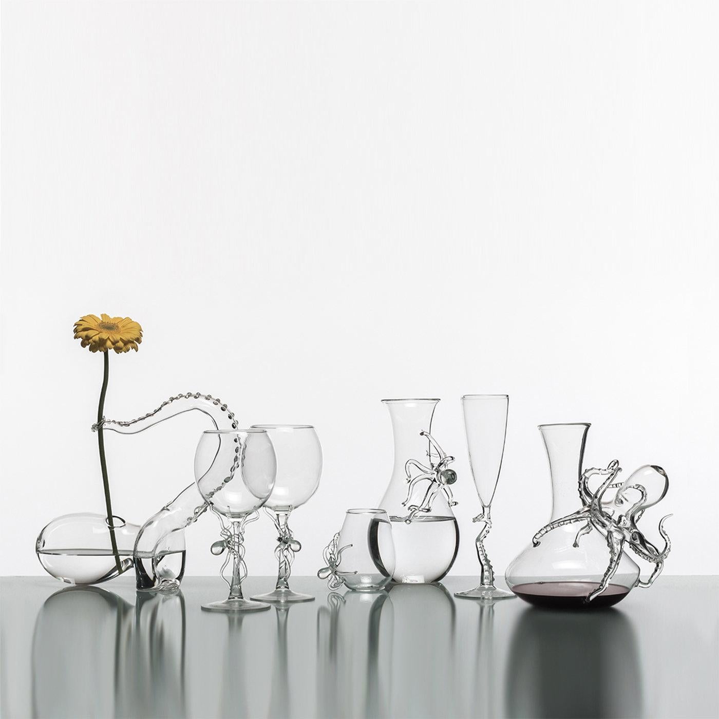 Este vaso pulpo puede combinarse con la jarra pulpo para dar un toque llamativo a cualquier mesa de comedor, ya sea en una decoración contemporánea o clásica. Este delicado vaso de agua está fabricado íntegramente en vidrio transparente y presenta
