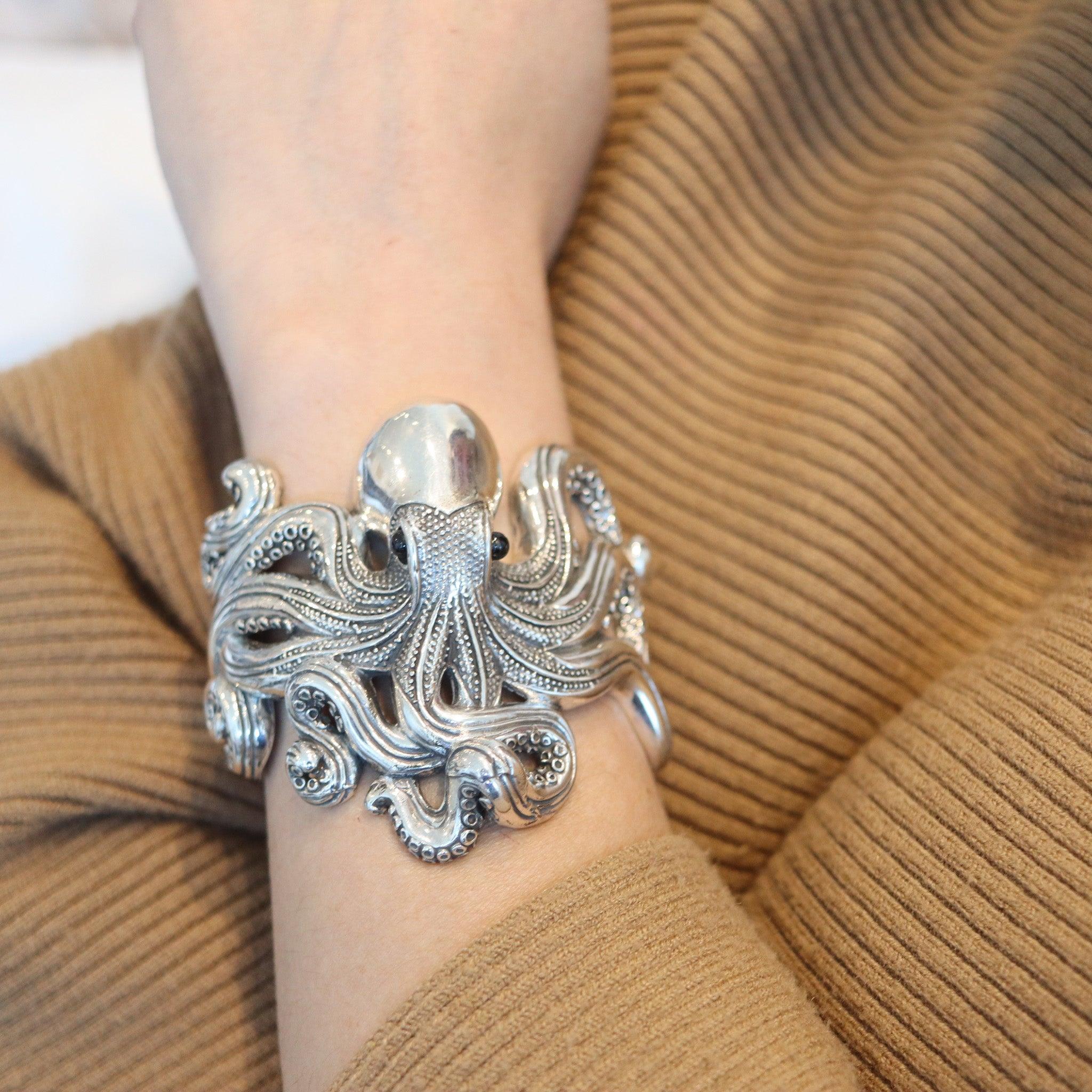 Bracciale da polso con polipo realizzato in Italia.

Si tratta di un favoloso bracciale oversize realizzato in argento massiccio 925/.999 a forma di grande polipo con i tentacoli che avvolgono il polso. È stato progettato con cura, con superfici
