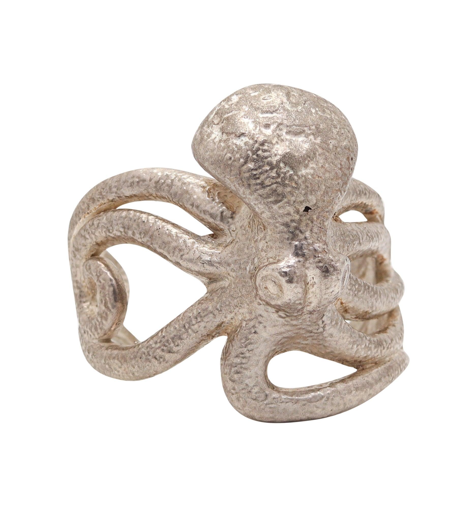 Un bracciale scultoreo da polso e da braccio a forma di polipo.

Si tratta di un favoloso bracciale oversize realizzato in Italia a forma di grande polipo in argento massiccio .925/.999. Il massiccio bracciale è stato accuratamente progettato con