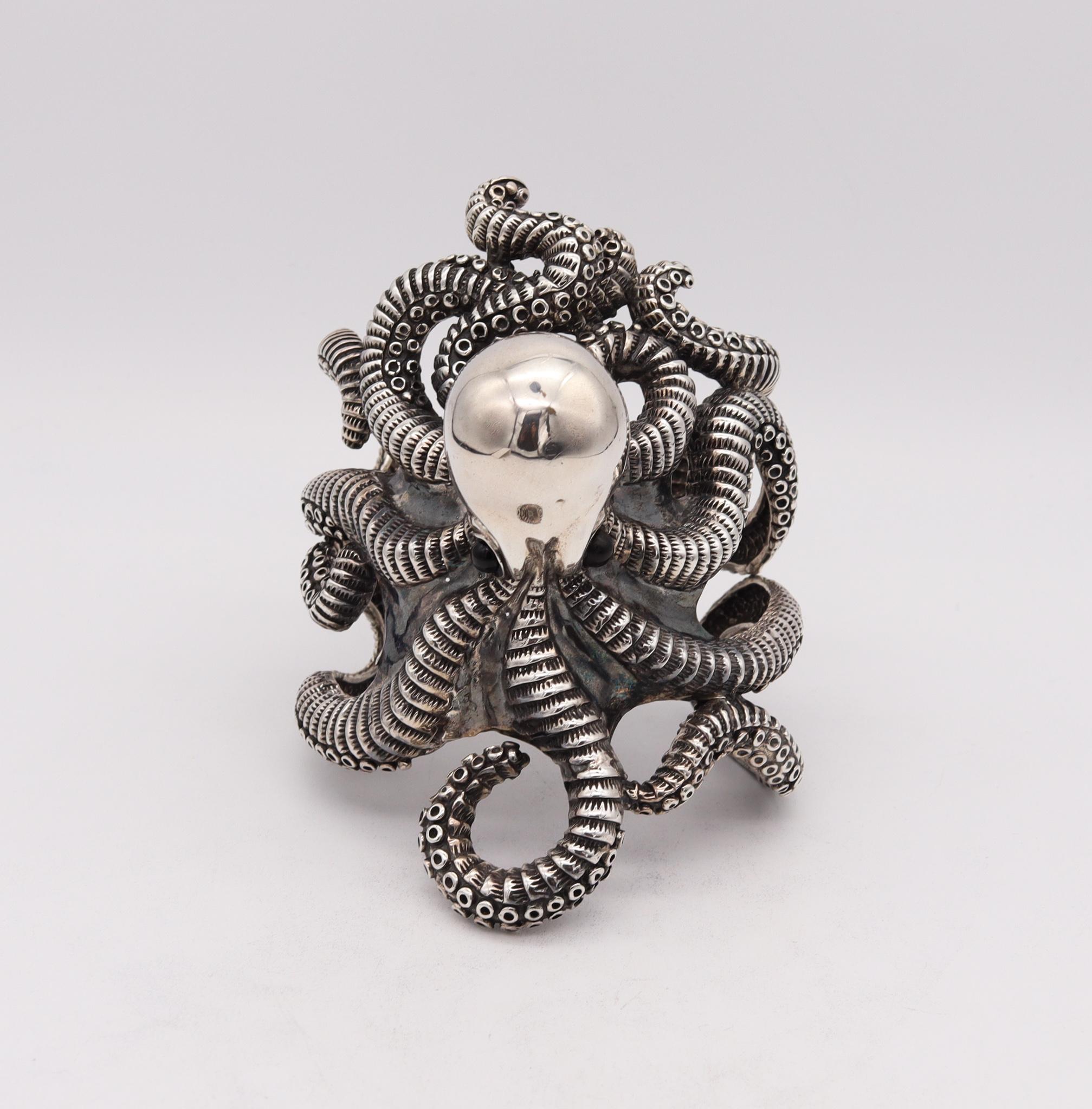Un bracciale scultoreo da polso e da braccio a forma di polipo.

Favoloso pezzo oversize, realizzato in argento massiccio 925/.999 a forma di grande polipo. È stato progettato con cura, con superfici altamente strutturate e dettagli intricati