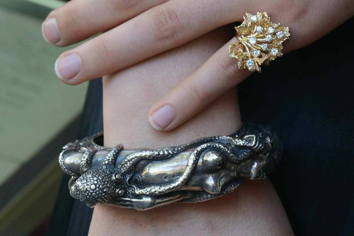 Der Traum der Frau des Fischers Manschette. Dieses sehr interessante Armband ist einem japanischen Erotik- oder Shunga-Druck von Hokusai aus dem frühen 19. Ein großes und dynamisches Armband, das sicherlich neugierige Blicke auf sich ziehen wird.