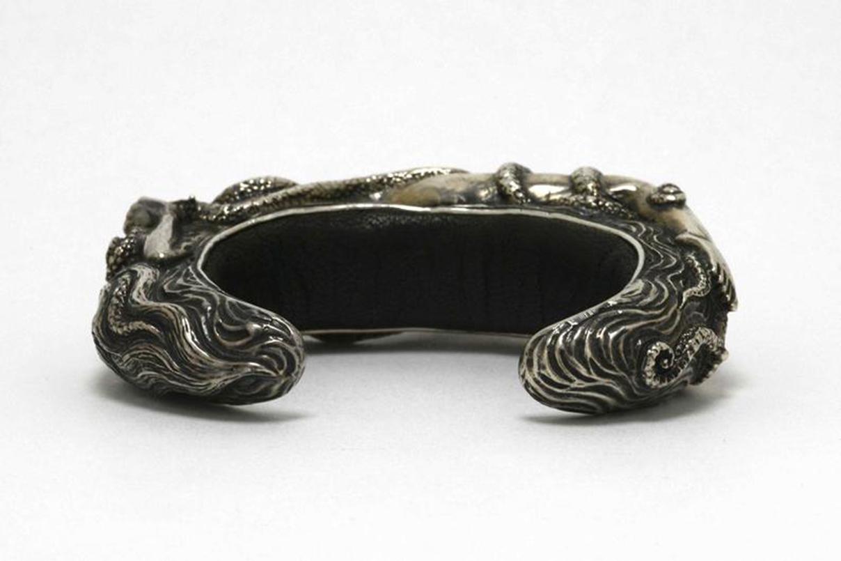 Octopus & Nude Frau Silber Manschettenarmband Japanische Shunga erotisches im Zustand „Neu“ im Angebot in Santa Barbara, CA