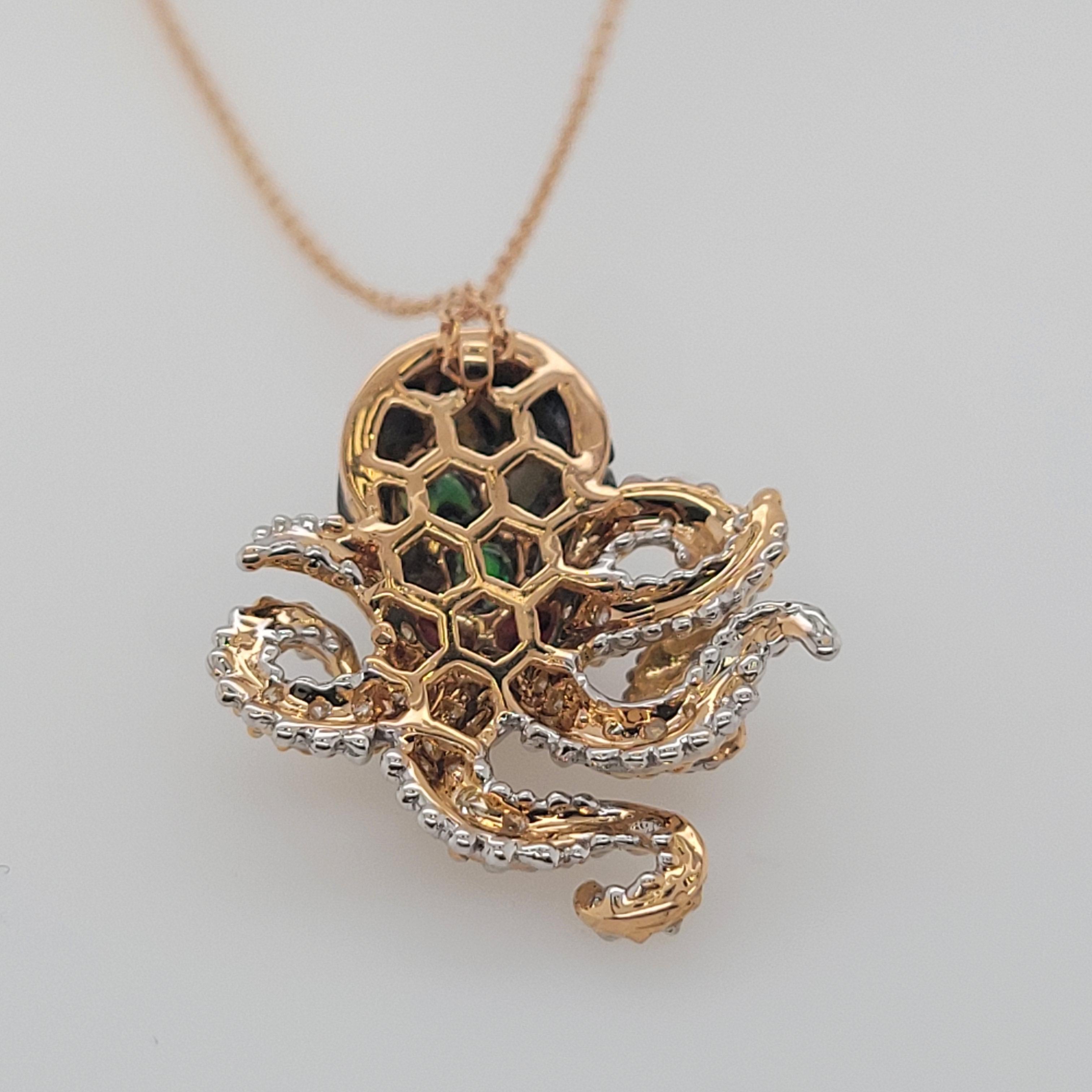 Taille ronde Pendentif forme de pieuvre en or 18 carats, diamants, rubis et coquille de perle en vente