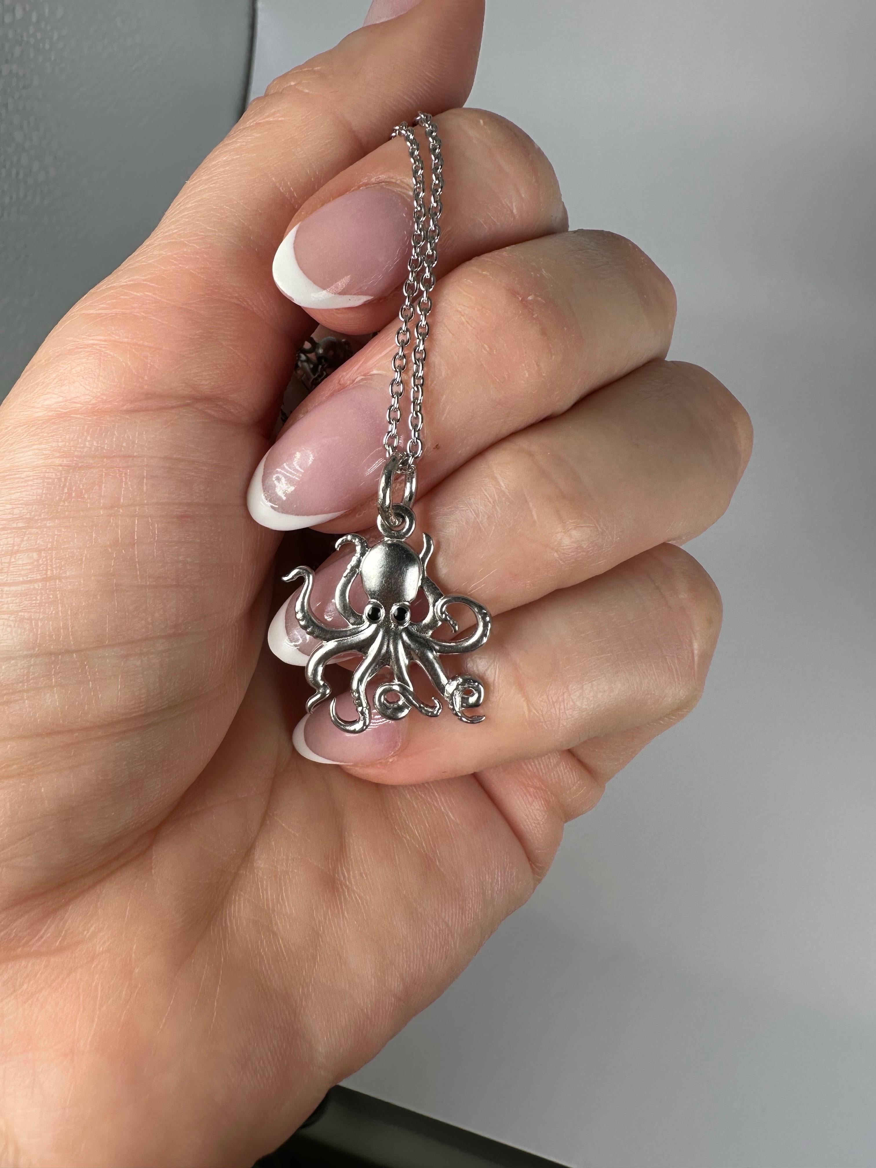Ciondolo a forma di polipo in argento 925 con catena da 16 pollici. Ciondolo firmato da Stampar Jewellers, uno dei nostri migliori venditori qui a Jupiter, Florida.

QUELLO CHE TROVI PRESSO LA GIOIELLERIA STAMPAR:
Stampar Jewelers, situata nel cuore