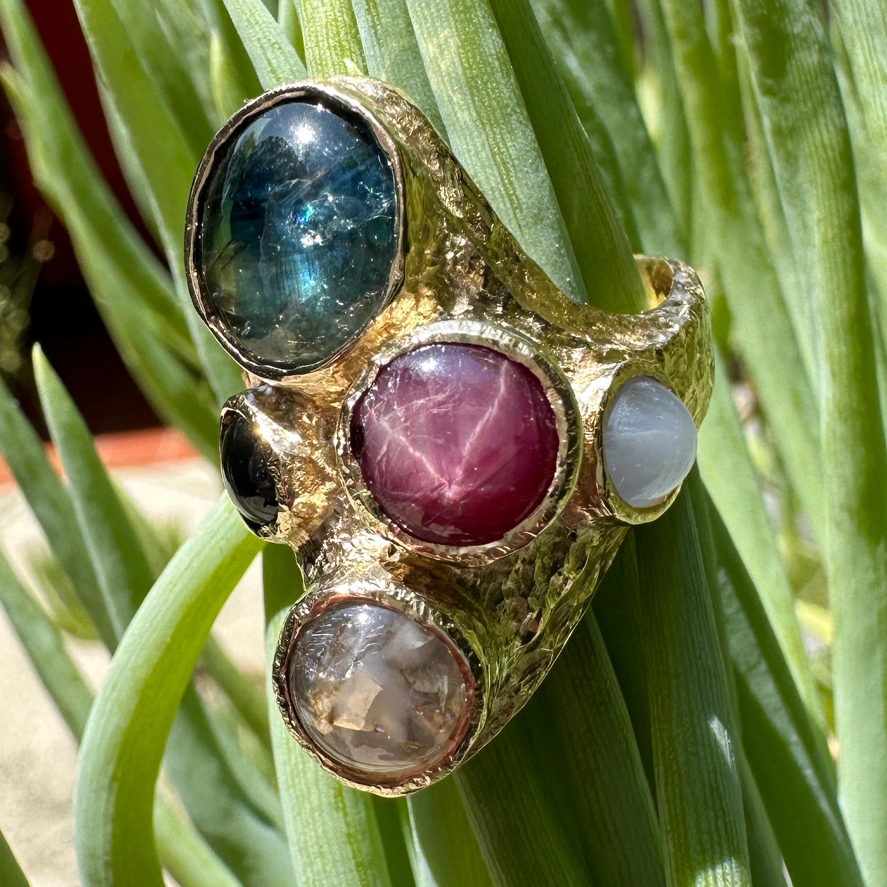 Ring „Octopus“ aus strukturiertem Gold mit Sternrubin, Parti-Saphir und Sternsaphiren für Damen oder Herren im Angebot