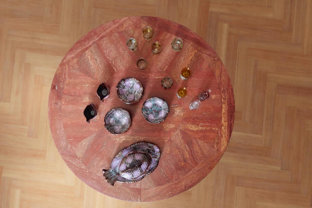 Autre Table de salle à manger ronde Octopus avec plateau en travertin conçue par Laura Gonzalez en vente