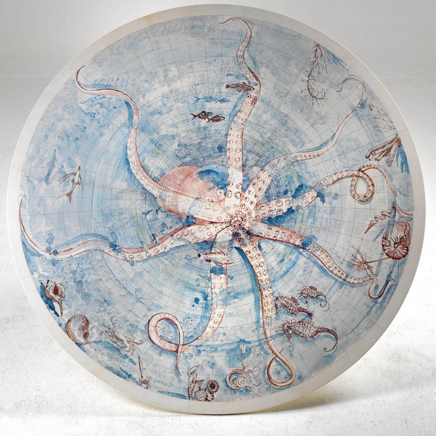 Nommée d'après le délicat motif marin peint par l'artiste romain Giancarlo Micheli sur le plateau rond en parchemin, la table Octopus est une pièce unique qui exprime pleinement la qualité de l'artisanat et la créativité de Tura. Le parchemin blanc