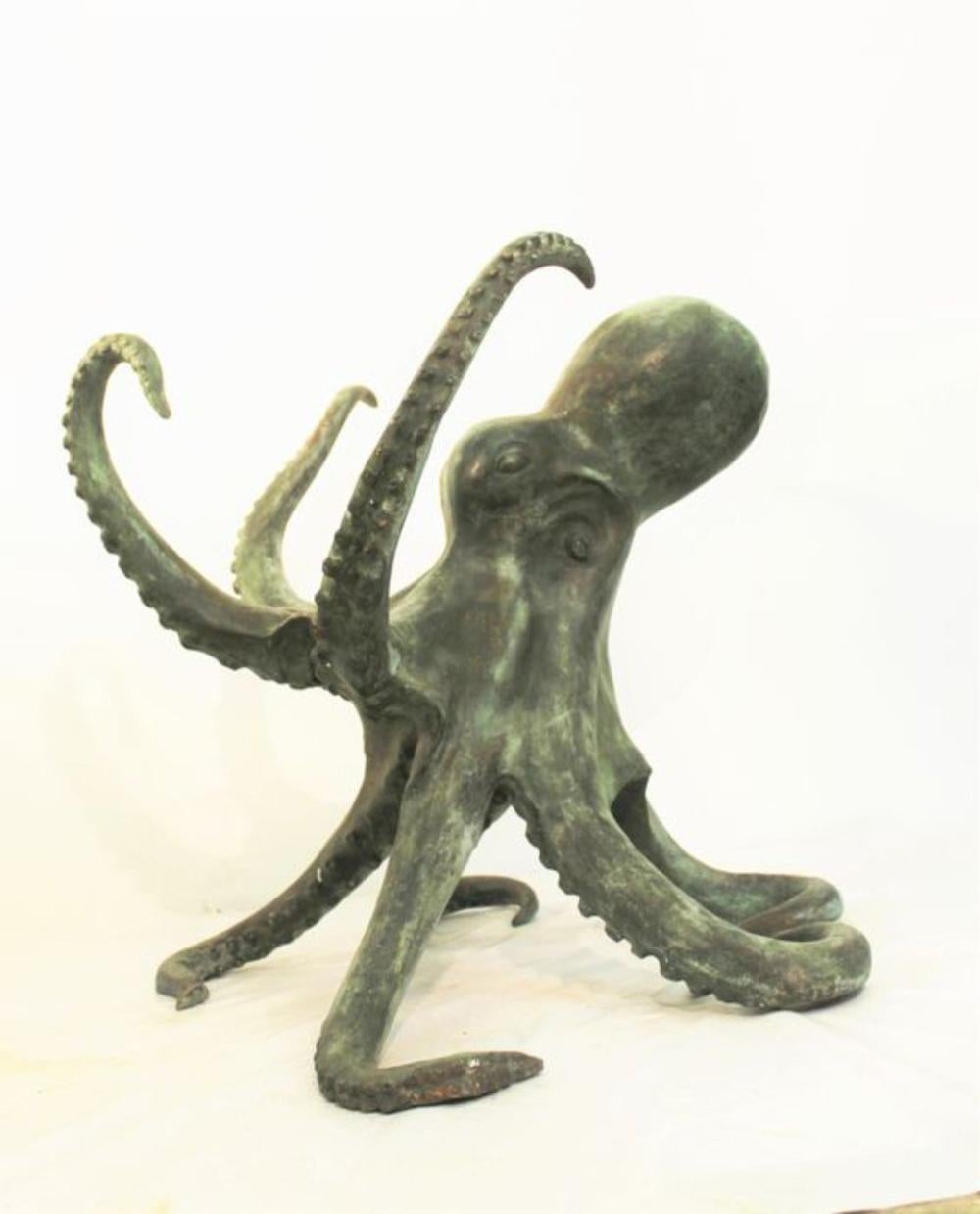 Octopus in bronze Octopus sculpture in bronze, used for table base, the sculpture is perfectly original in the smallest details, 20th century. Good condition - used with small signs of aging & blemishes Dimensions: 78 x 75 x 75cm.
 