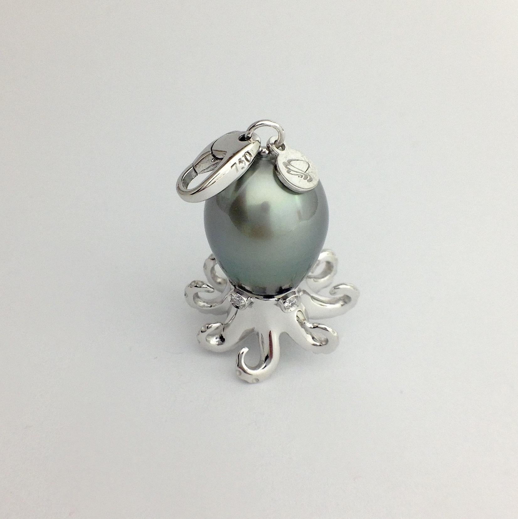 I used an oval Tahitian pearl and I made  the tentacles in white gold. Its eyes are two white diamonds.
The ring for the necklace is a carabiner so it can also be worn as a beautiful charm on a bracelet.
The diamonds are in total ct 0.03
The chain