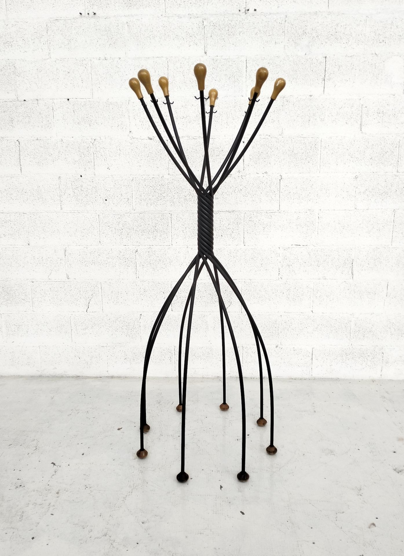 Jonathan De Pas, Donato D'Urbino, Paolo Lomazzi are three Italian designers who, united under the acronym DDL, have been operating in the industrial design sector since 1966.
After the death of Jonathan de Pas (1932-1991), the Milan-based design