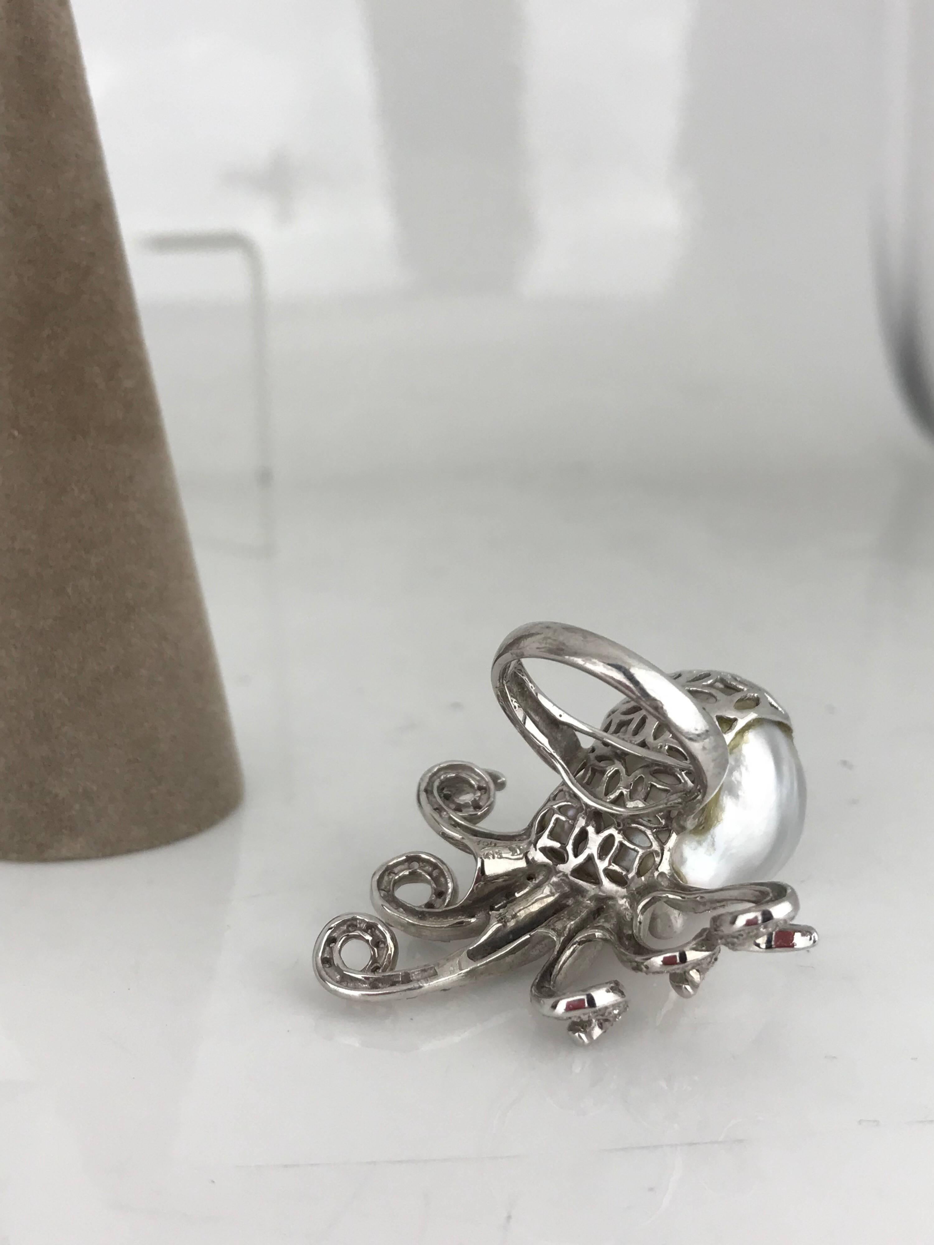 Octopus, 18 Karat Gold with a Pearl, Hallmark EJ, Retro Ring In Excellent Condition For Sale In Aliso Viejo, CA