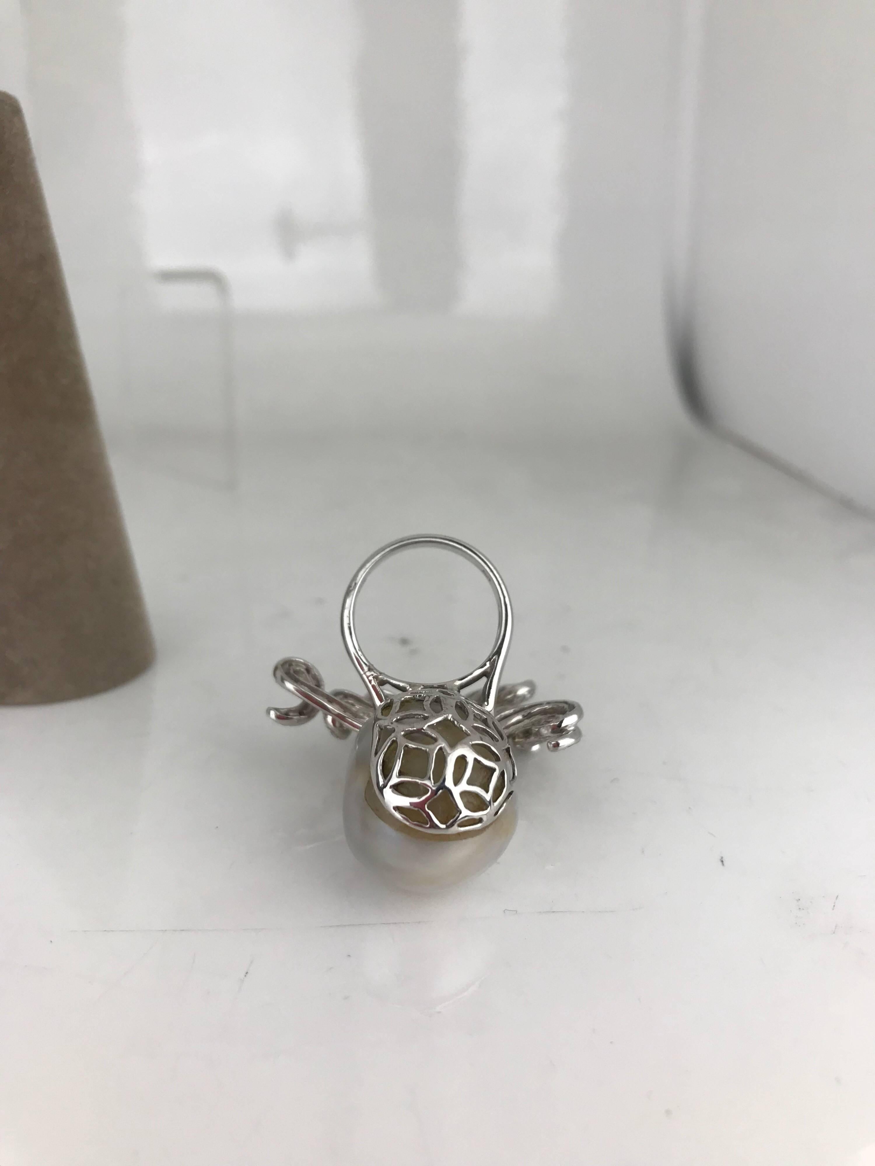 Octopus, 18 Karat Gold with a Pearl, Hallmark EJ, Retro Ring For Sale 2