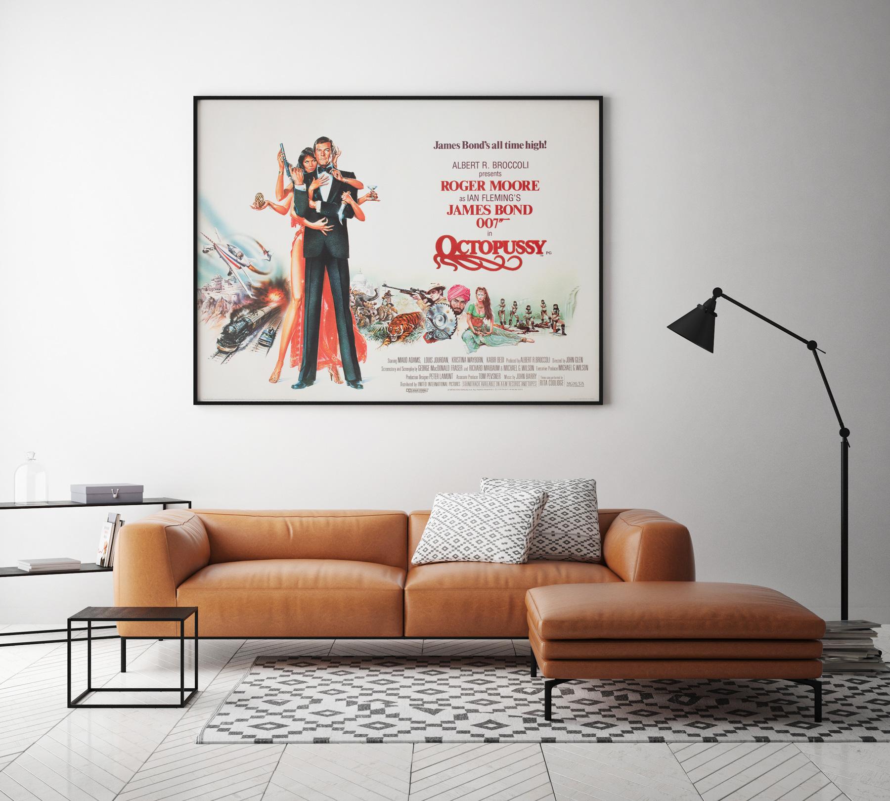 Octopussy! der 6. James-Bond-Spionagefilm mit Roger Moore in der Hauptrolle. Dieses Originalplakat von Daniel Gooze aus dem Jahr 1983 ist ein fantastisches klassisches Kunstwerk.

Das Plakat wurde professionell gereinigt, entsäuert und mit einem