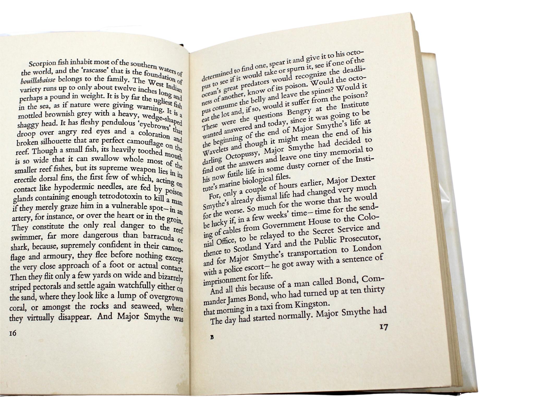 Octopussy and the Living Daylights de Ian Fleming, première édition, 1966 Bon état - En vente à Colorado Springs, CO