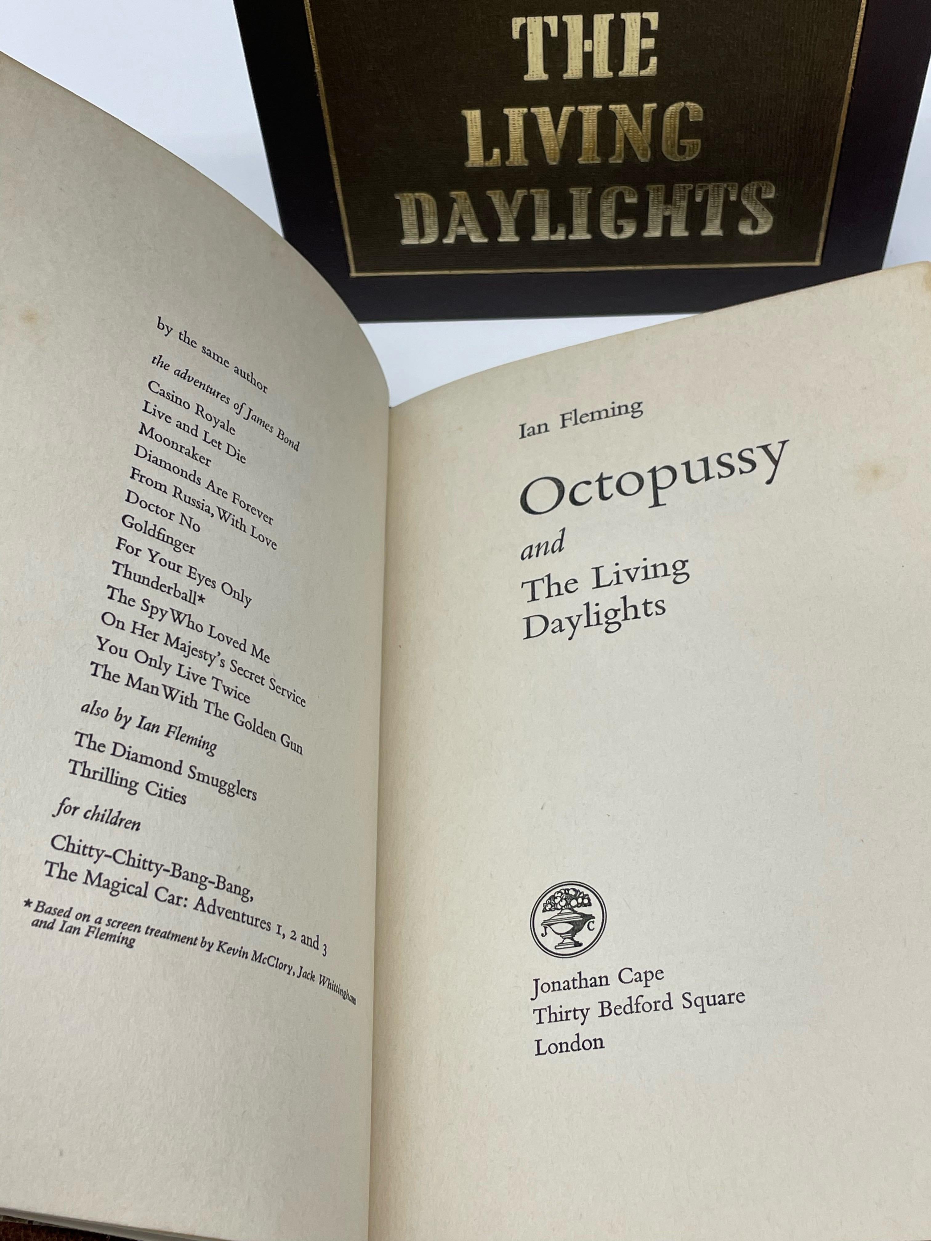 Fleming, Ian. Octopussy et The Living Daylights. Londres : Jonathan Cape, 1966. Première édition britannique. Octavo. Relié en plein cuir avec une signature en fac-similé dorée sur le devant, des bandes relevées et des titres et outils dorés sur le