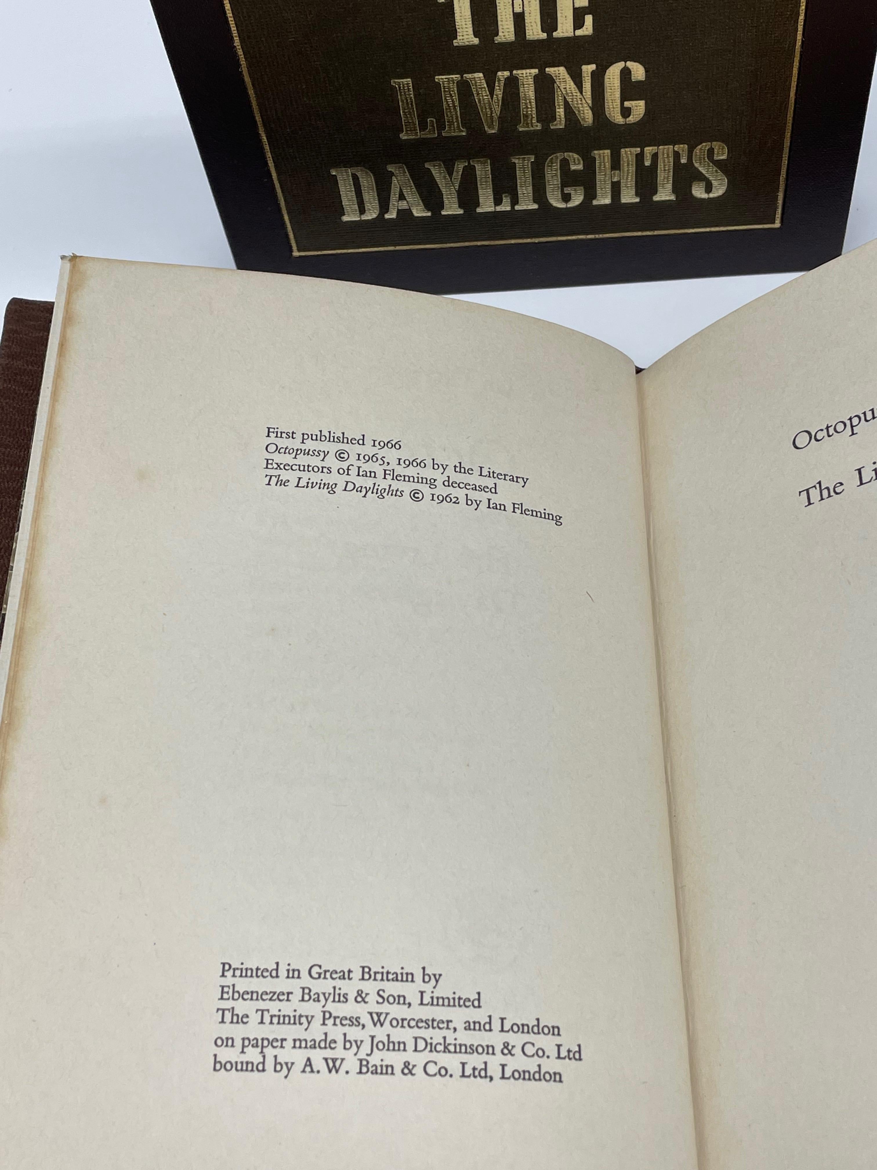 Anglais Octopussy and The Living Daylights de Ian Fleming, première édition au Royaume-Uni, 1966 en vente