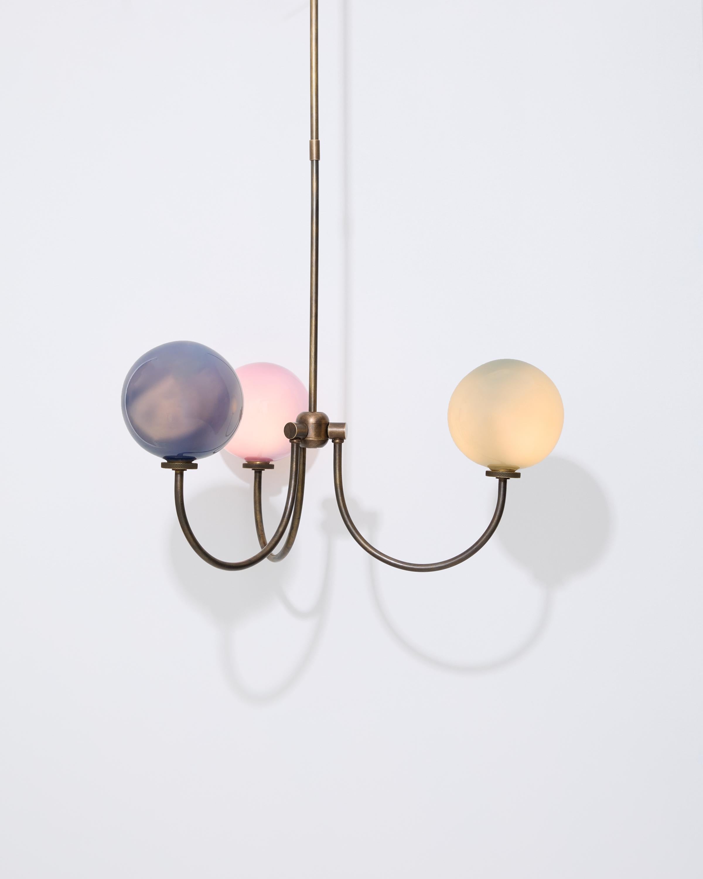 La Collection'S è caratterizzata dall'uso di globi di vetro soffiato a mano e di ferramenta in ottone rifinito a mano. Il nome Oculaire, che significa 