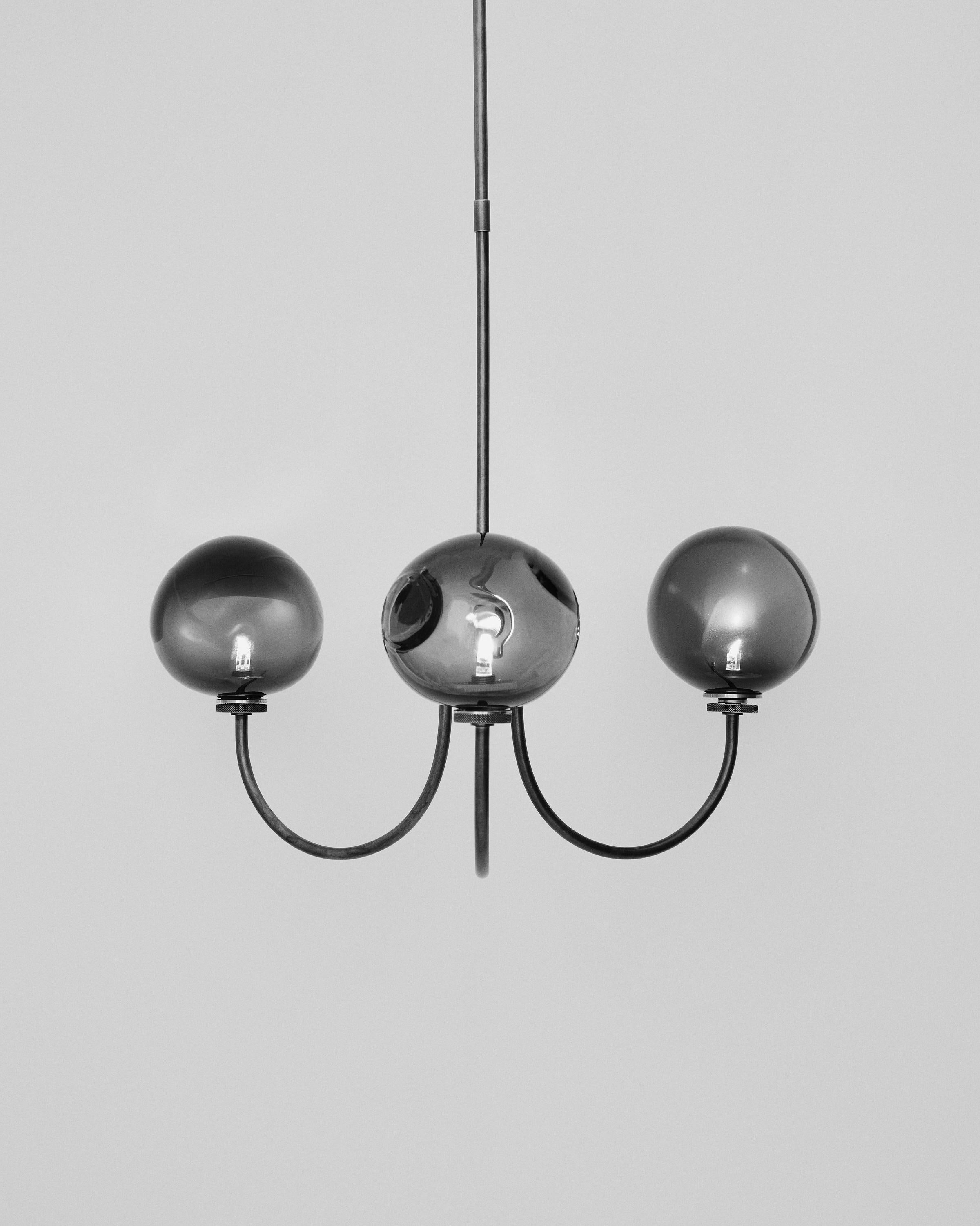 Americano Oculaire Lampadario a 3 globi in vetro soffiato a mano in vendita