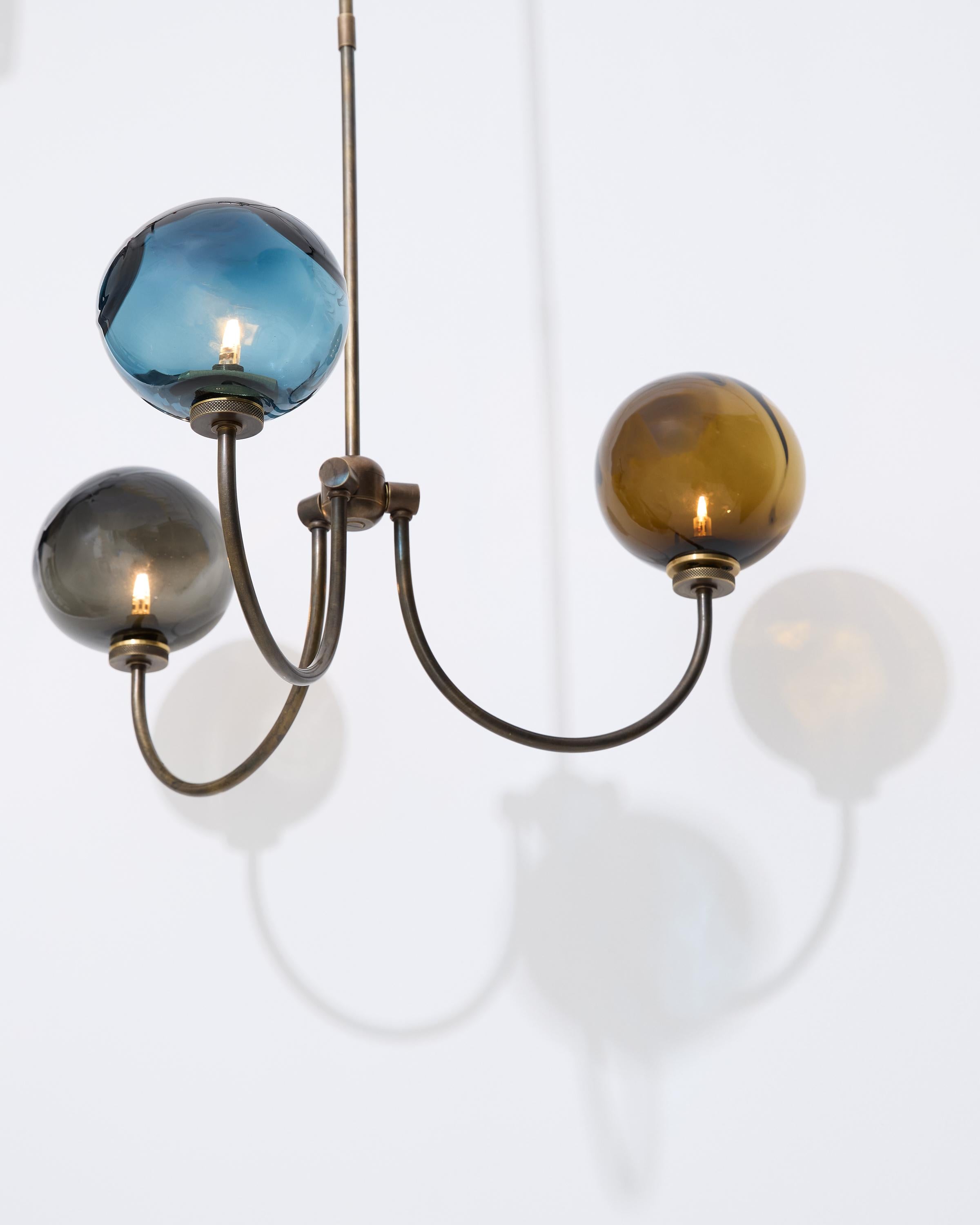 XXI secolo e contemporaneo Oculaire Lampadario a 3 globi in vetro soffiato a mano in vendita