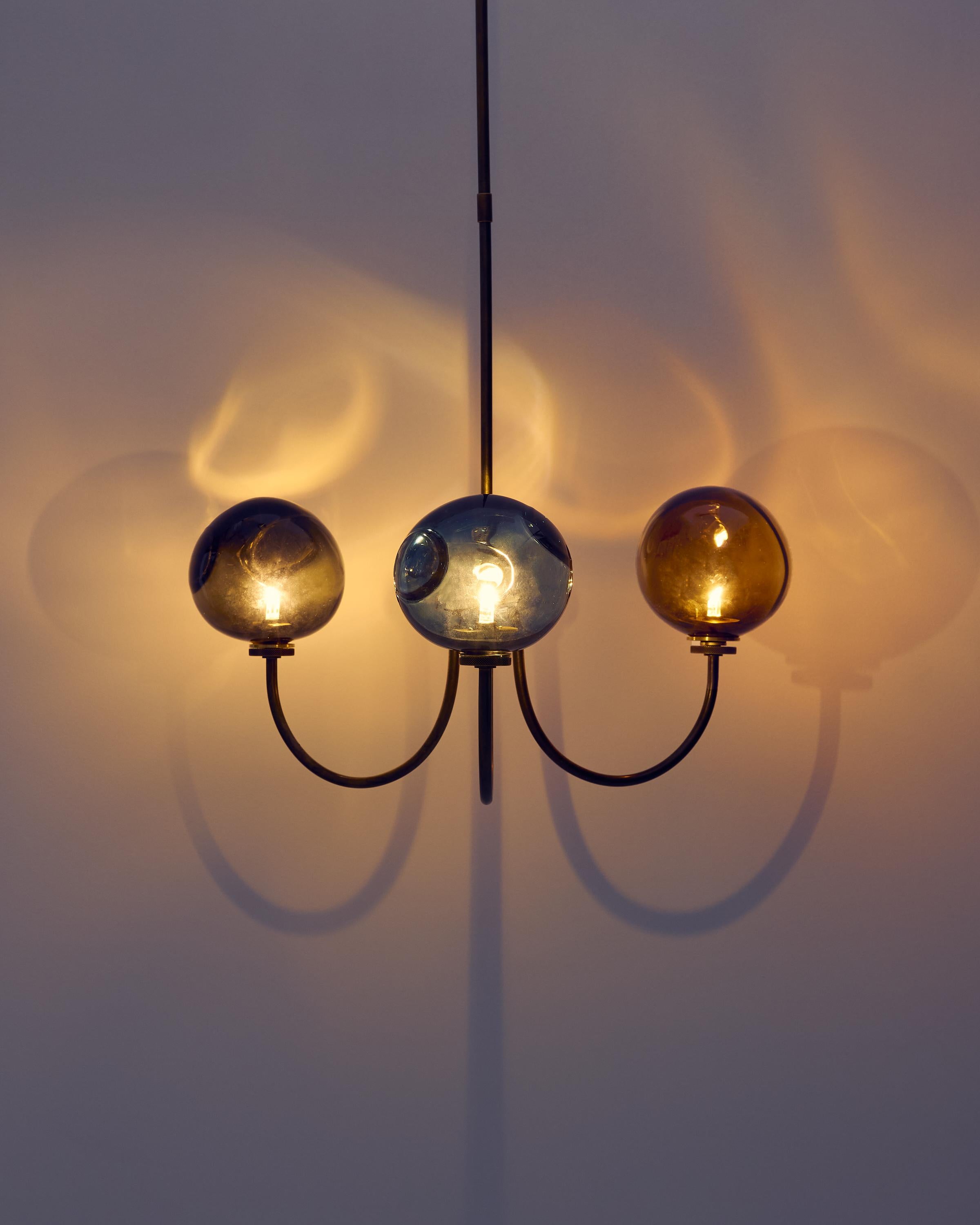 Ottone Oculaire Lampadario a 3 globi in vetro soffiato a mano in vendita