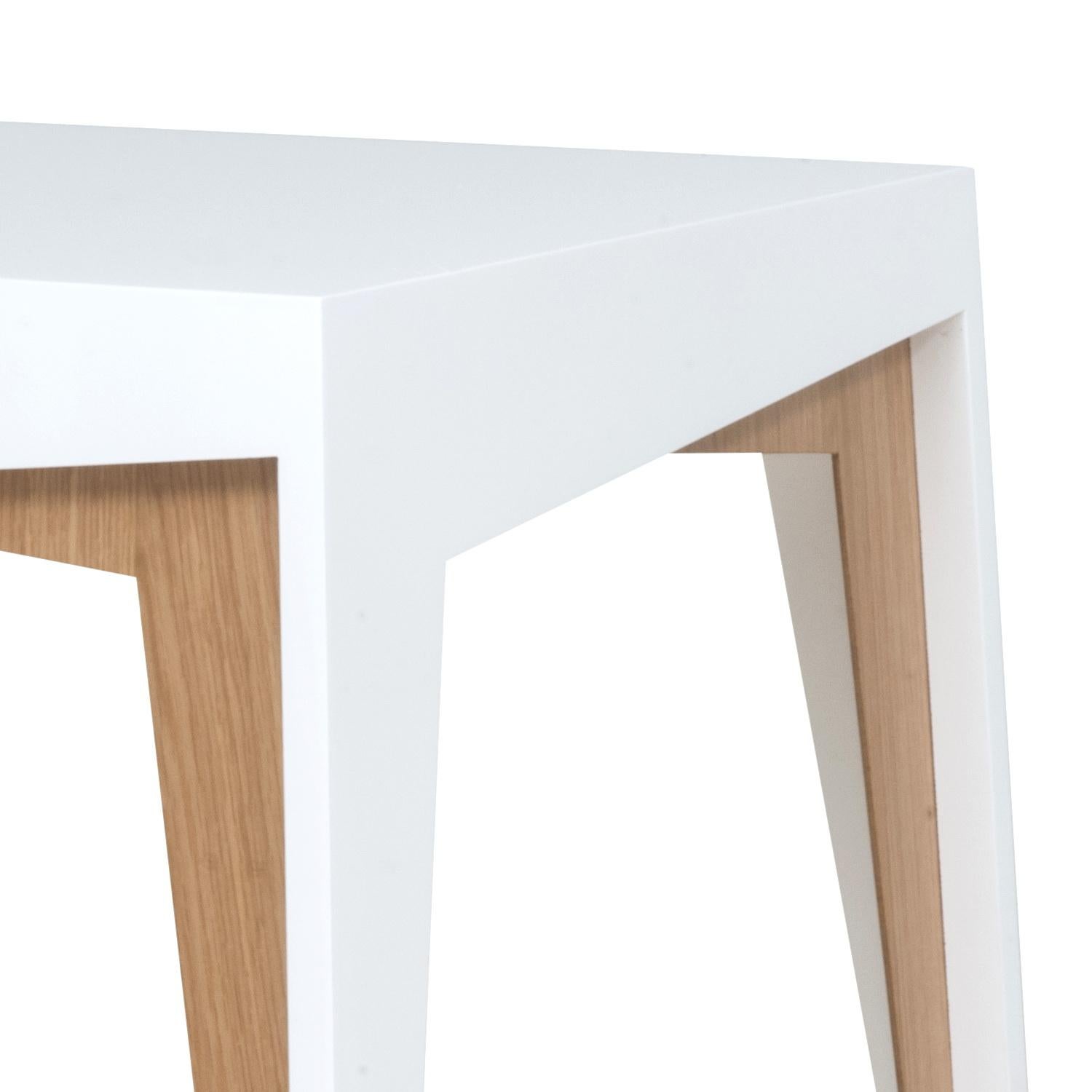 Oculta signifie caché en portugais. Cette table d'appoint joue avec l'idée d'avoir une table sous une autre table.
(Ce produit consiste en 1 seule table).