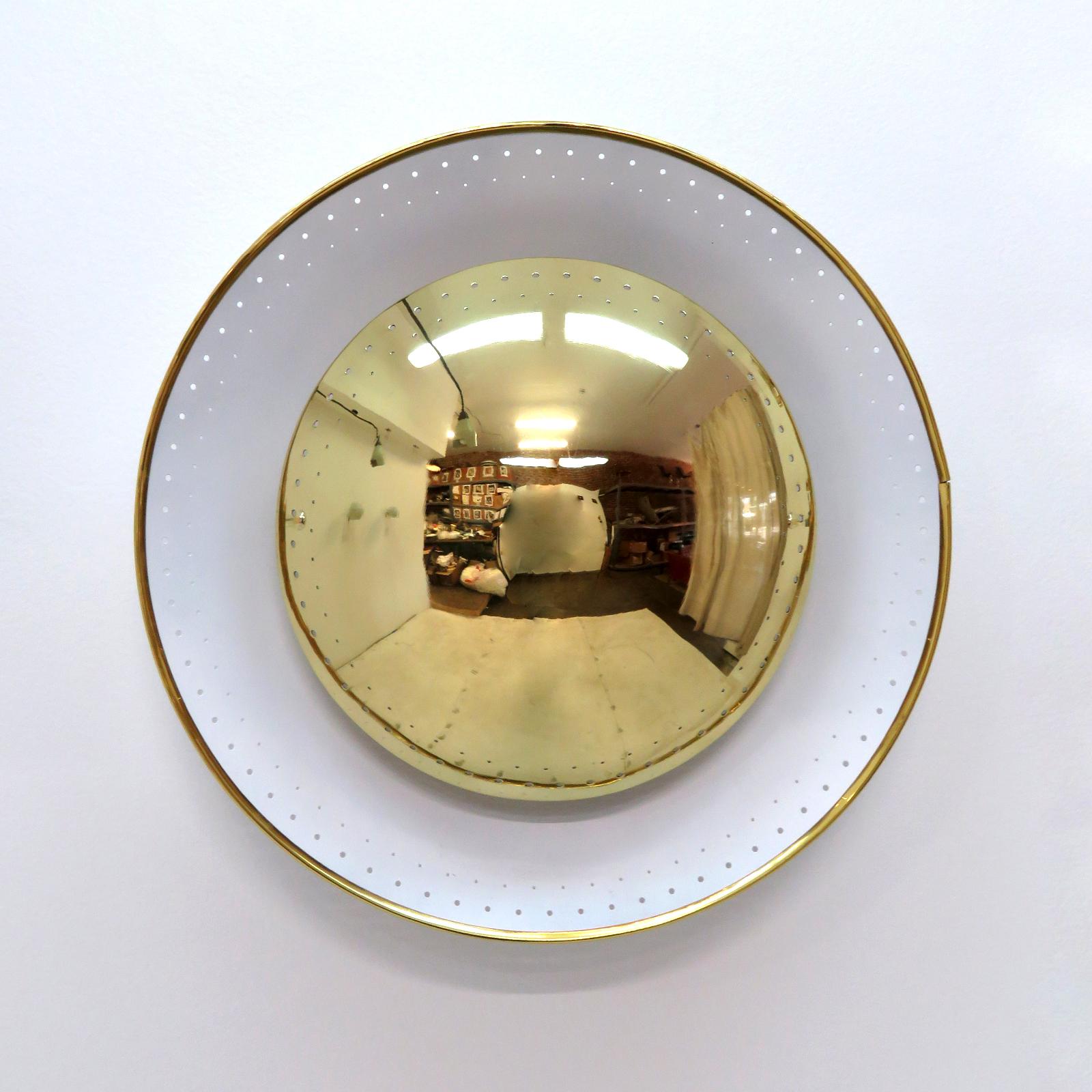 Elégante applique ou plafonnier 'Oculus' conçue par Gallery L7, fabriquée et finie à la main à Los Angeles en laiton américain, avec un abat-jour perforé en laiton poli sur un disque perforé émaillé blanc avec un bord coloré en laiton, trois