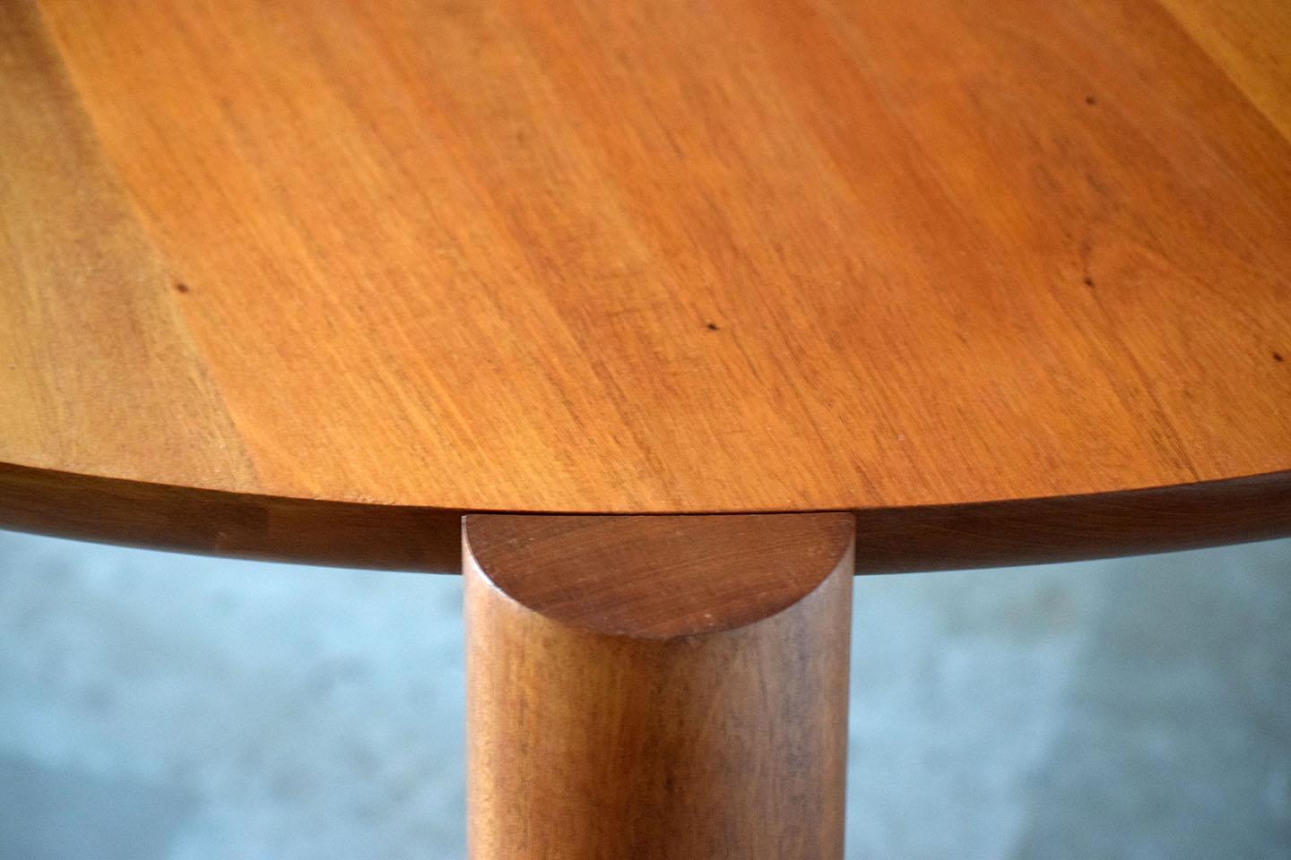Travail du bois Table de salle à manger ronde minimaliste et moderne en noyer côtelé massif  en vente