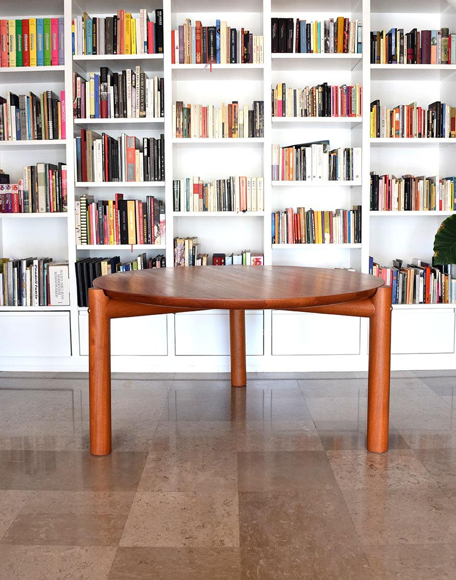 XXIe siècle et contemporain Table de salle à manger ronde minimaliste et moderne en noyer côtelé massif  en vente