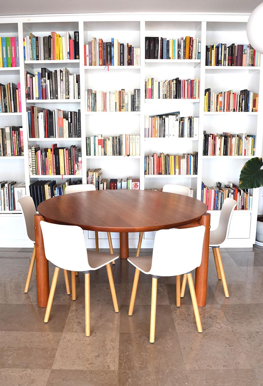 Bois de feuillus Table de salle à manger ronde minimaliste et moderne en noyer côtelé massif  en vente