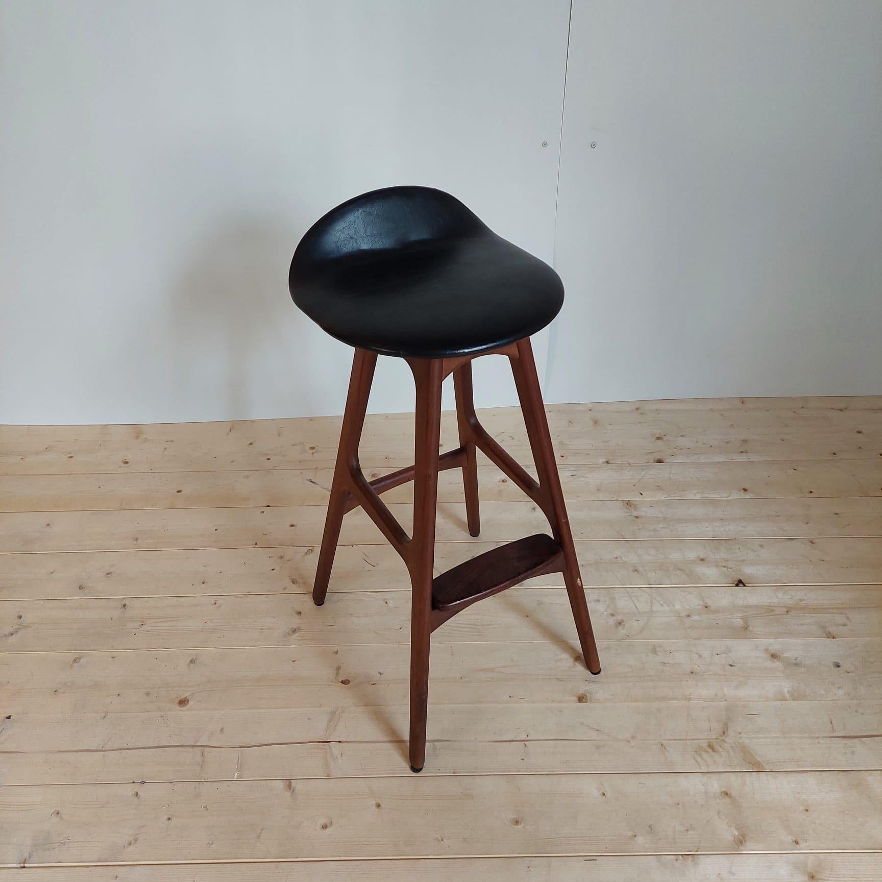 Vintage Model Od-61 Taburete de bar de teca con funda de piel sintética negra, Erik Buch para Oddense Maskinsnedkeri, 1960s 