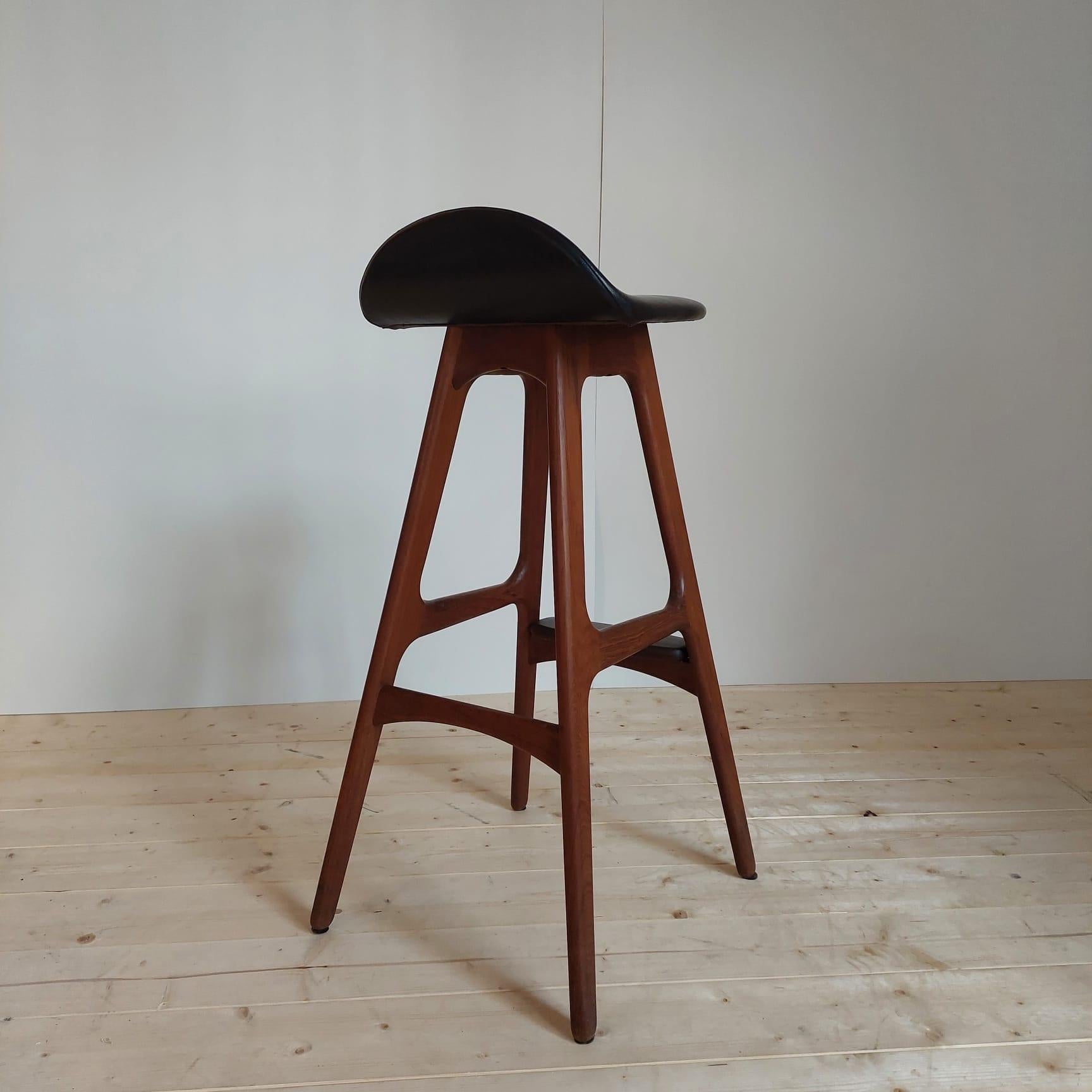 Danish Od-61 Tabouret avec revêtement en faux cuir noir, Erik Buch, Oddense Maskinsnedker en vente