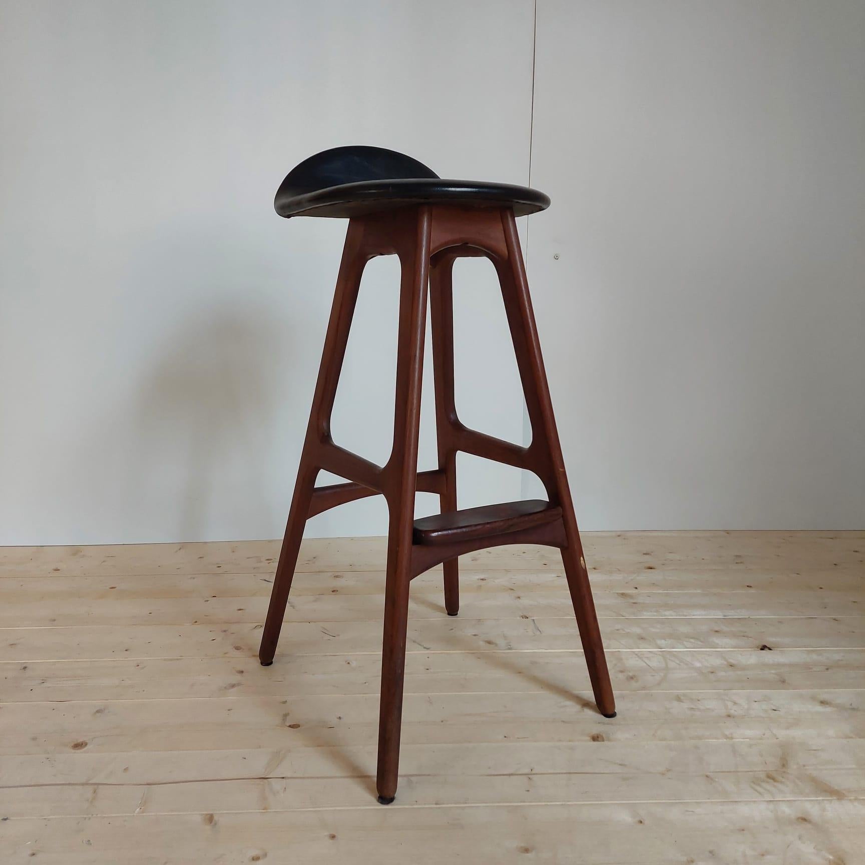 Od-61 Tabouret avec revêtement en faux cuir noir, Erik Buch, Oddense Maskinsnedker Bon état - En vente à Torino, IT