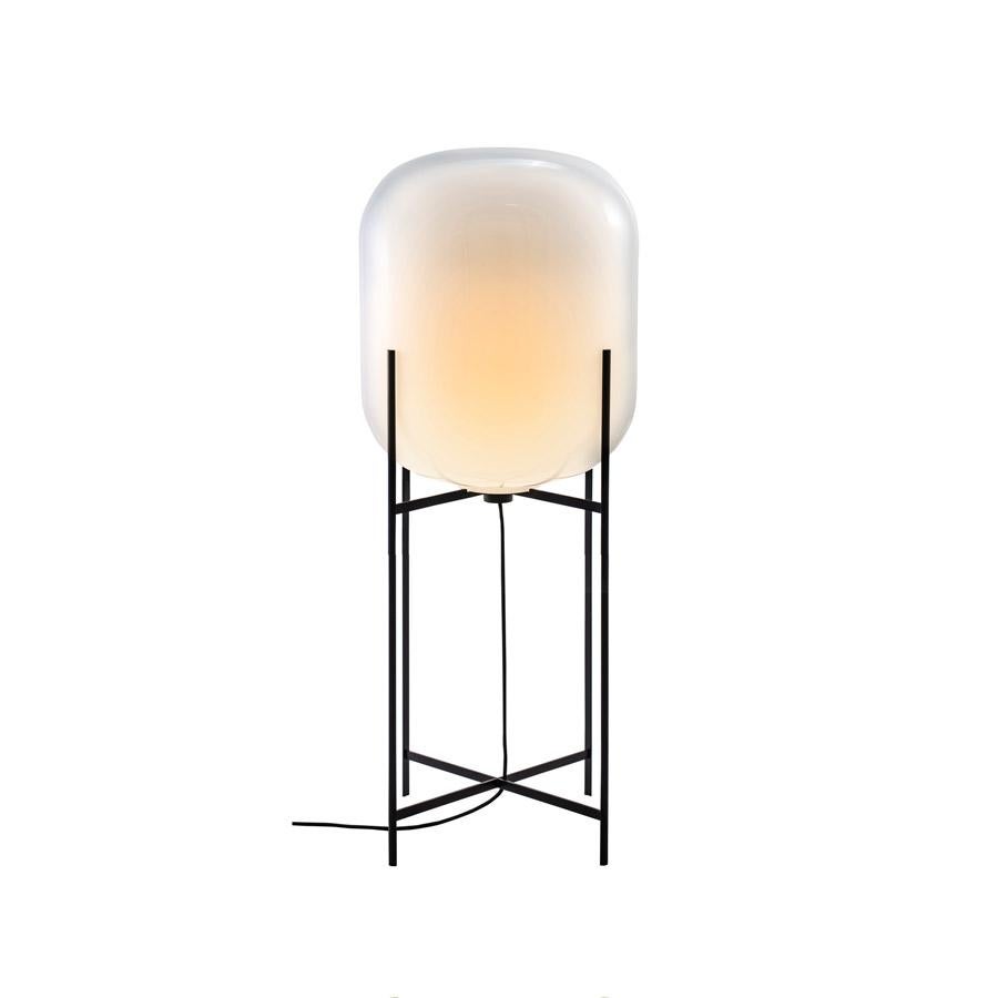 Oda in between white black floor lamp by Pulpo
Dimensions: D 45 x H 111.2 cm
Materials: handblown glass coloured and steel.

Also available in different finishes.

A slender base hugs a bulbous form. An industrial motif softened by the gentle