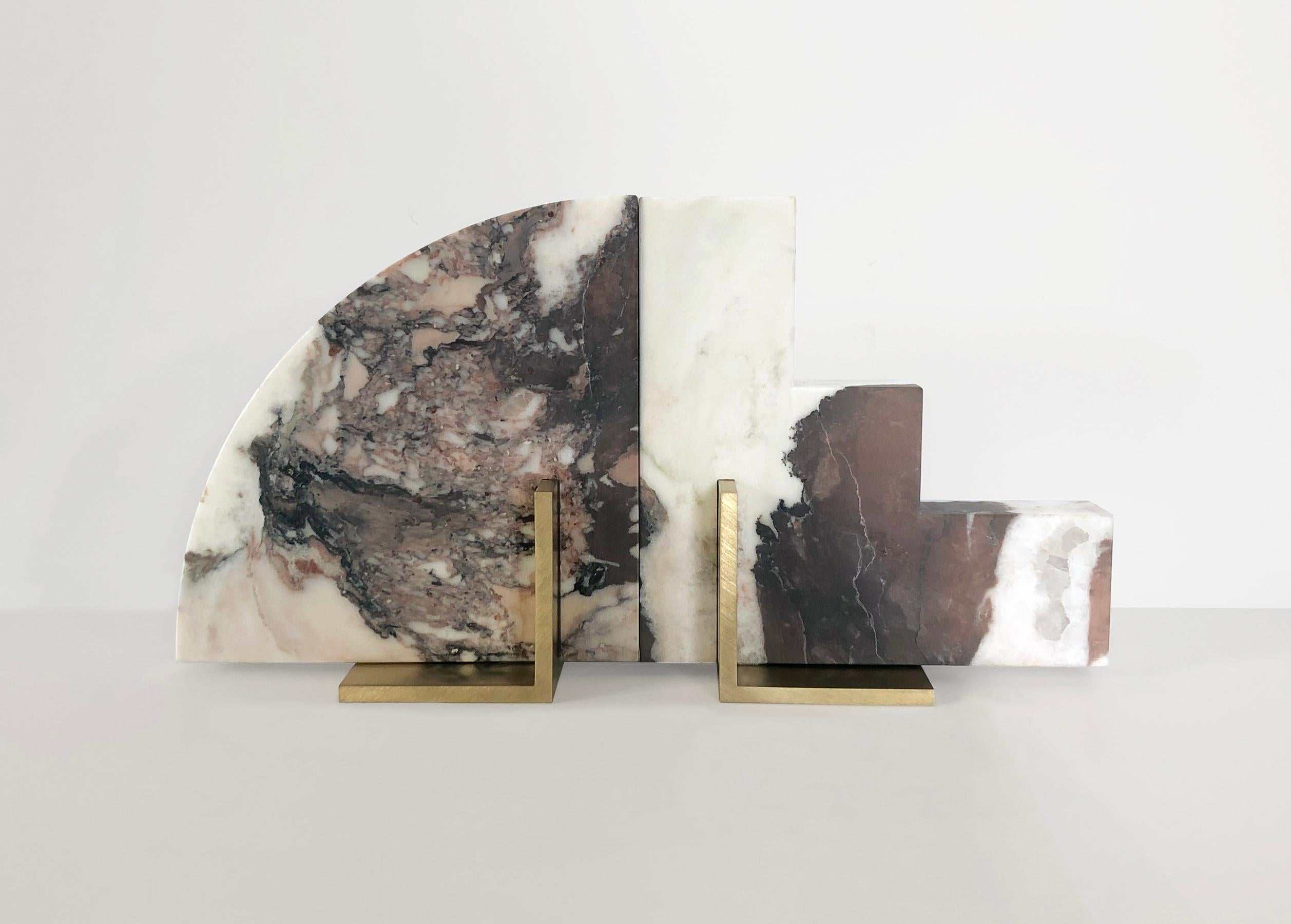Odd Couple Bookends in Calacatta Viola Marble and Brushed Brass (Gebürstet) im Angebot